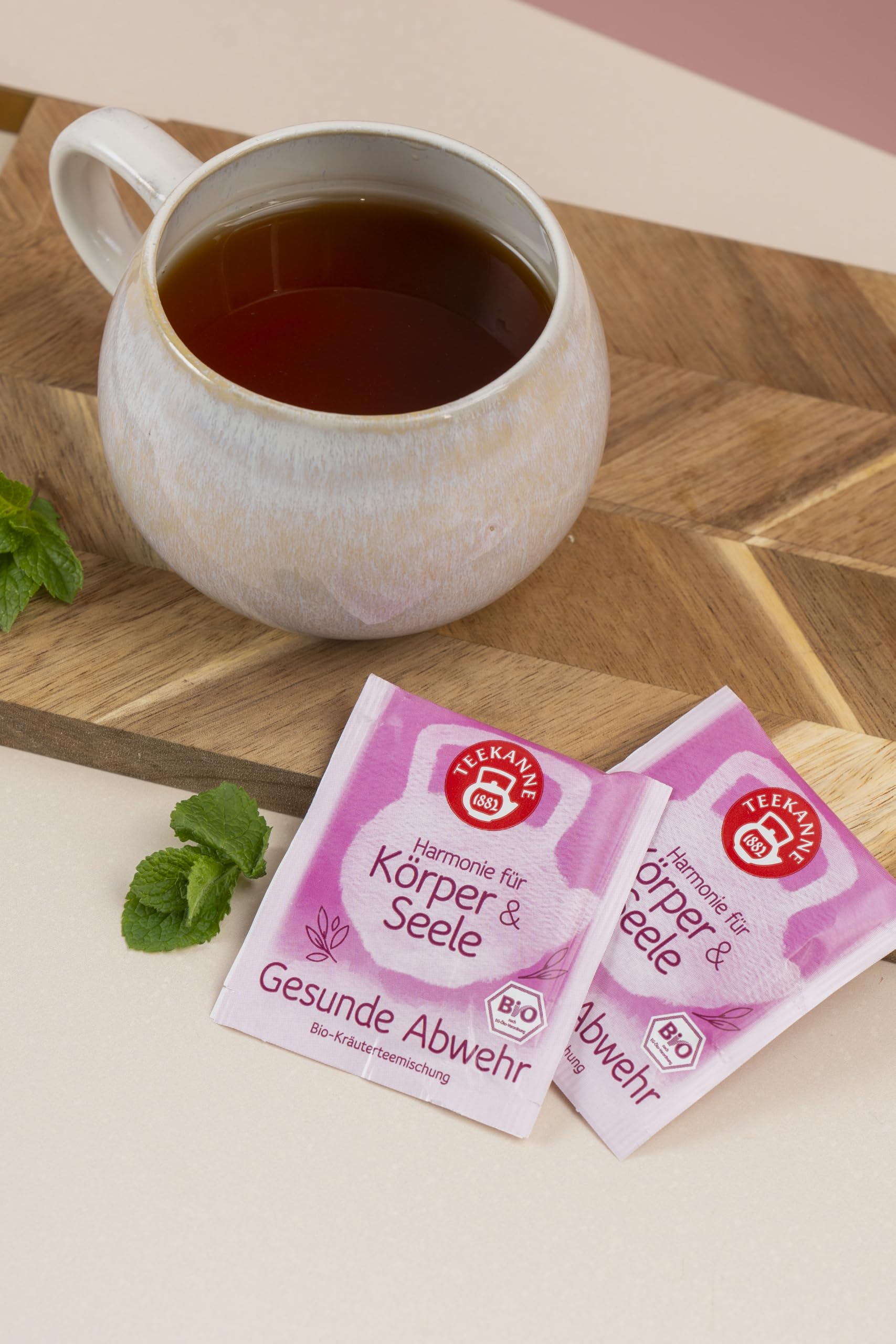 TEEKANNE Wohlfühlbox Harmonie für Körper & Seele – 12 Kräutertees für Balance & Entspannung – 180 Teebeutel mit natürlichen Zutaten wie Kamille, Ingwer & Pfefferminze – Tee für Genuss & Wohlbefinden