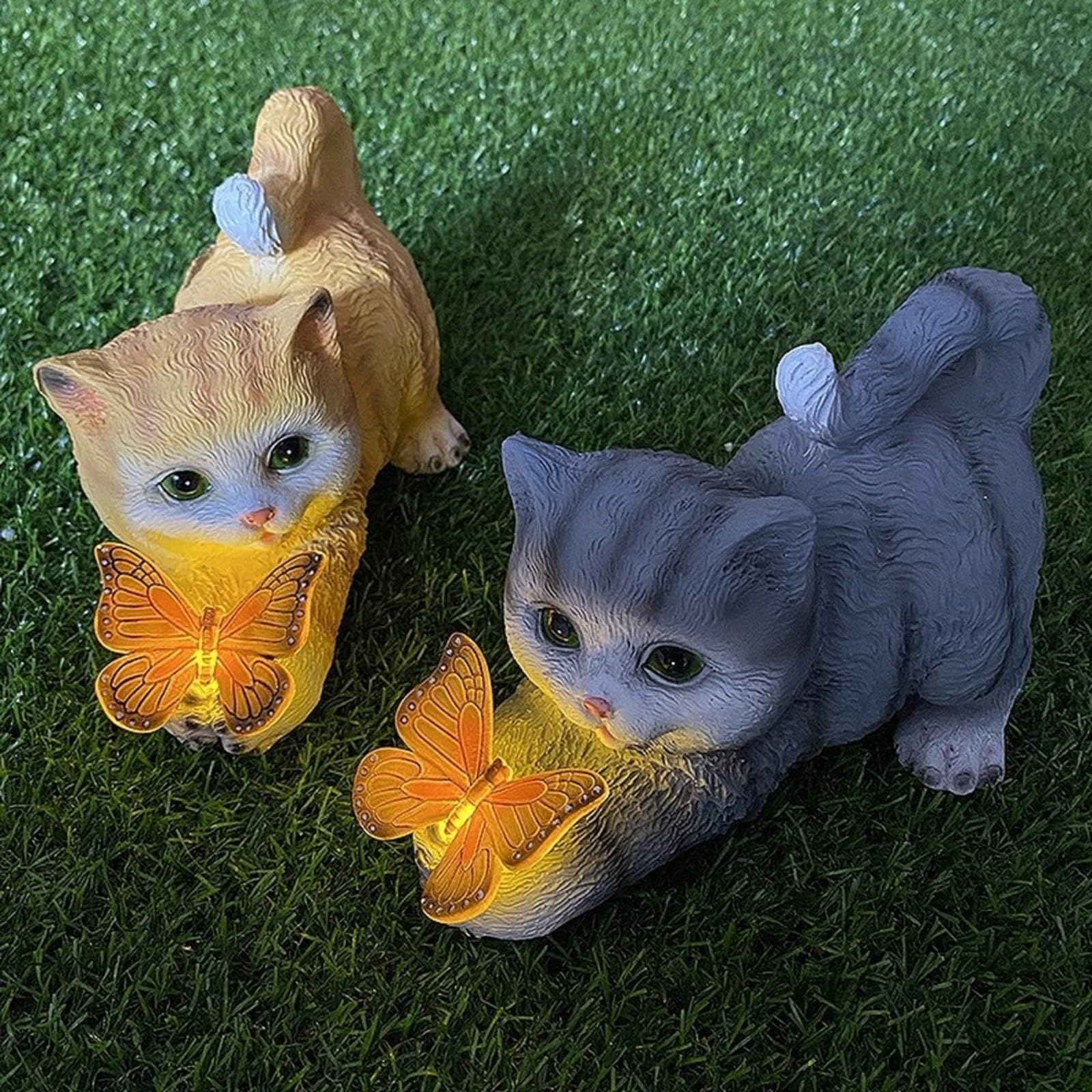 Fauhapyway Statua a forma di gatto in resina a energia solare, con farfalla, si accende automaticamente, decorazione per esterni, per patio, cortile, giallo, grigio (gattino giallo)