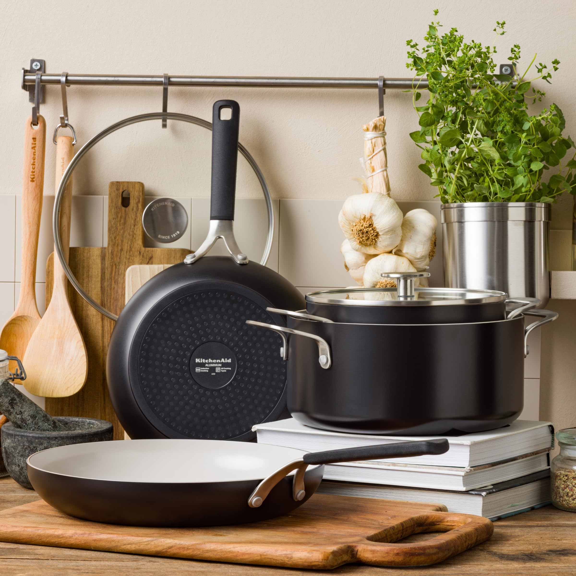 KitchenAid Pirofila in ceramica antiaderente in alluminio, 20 cm/3,11 l, senza PFAS, a induzione, adatta al forno, nero