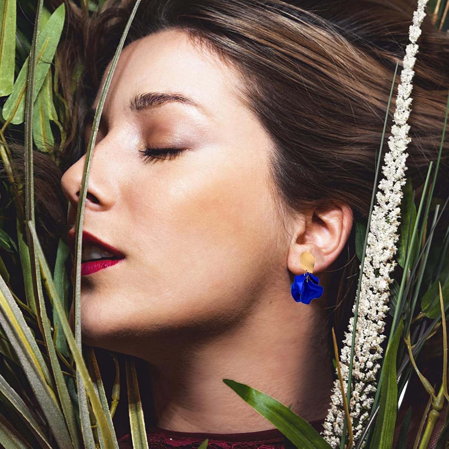 Miniatura 6 de Aretes colgantes de pétalos de rosa, elegantes aretes bohemios de resina colgantes de pétalos de rosa azules, aretes colgantes para mujer, aretes