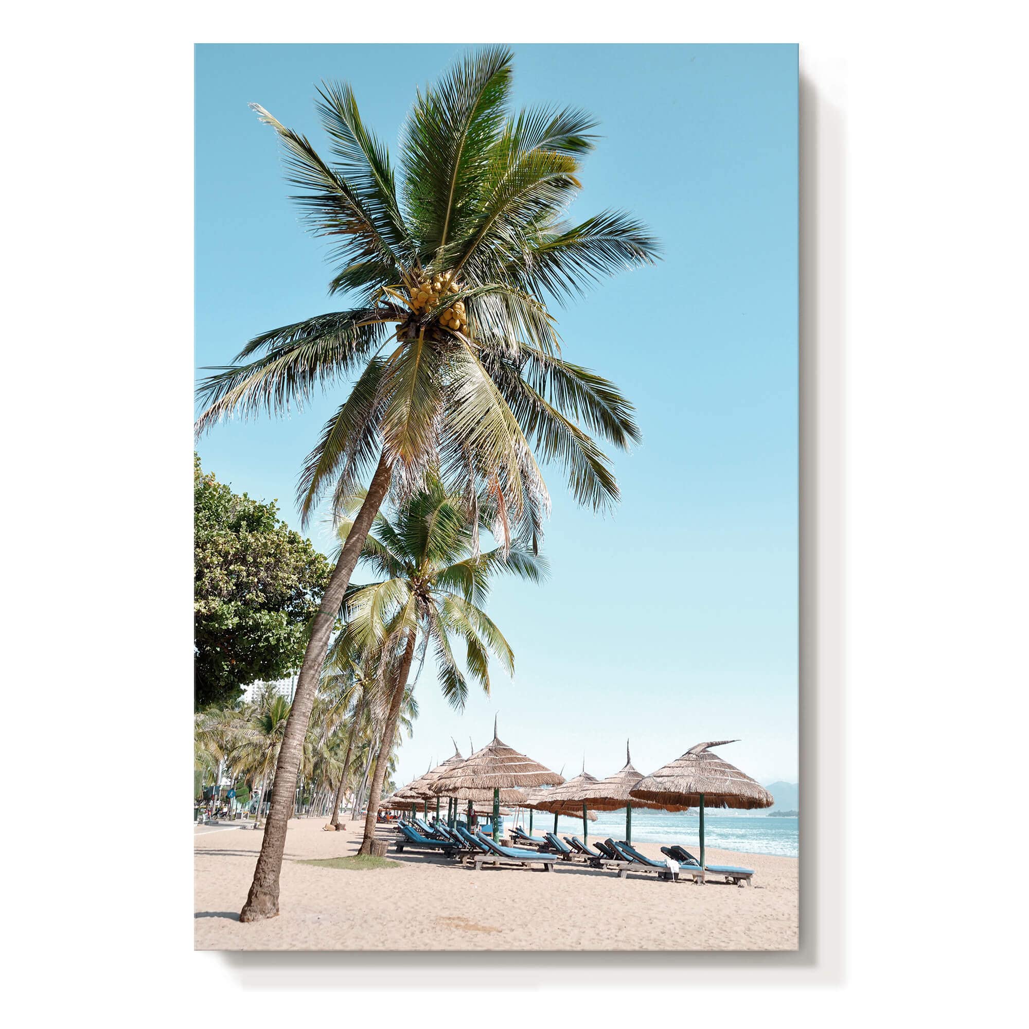 Lienzo de playa para pared: 36 x 24 pulgadas, imagen costera, árboles de coco, sombrillas y sillas, pintura junto al mar, palmera, decoración para sala de estar