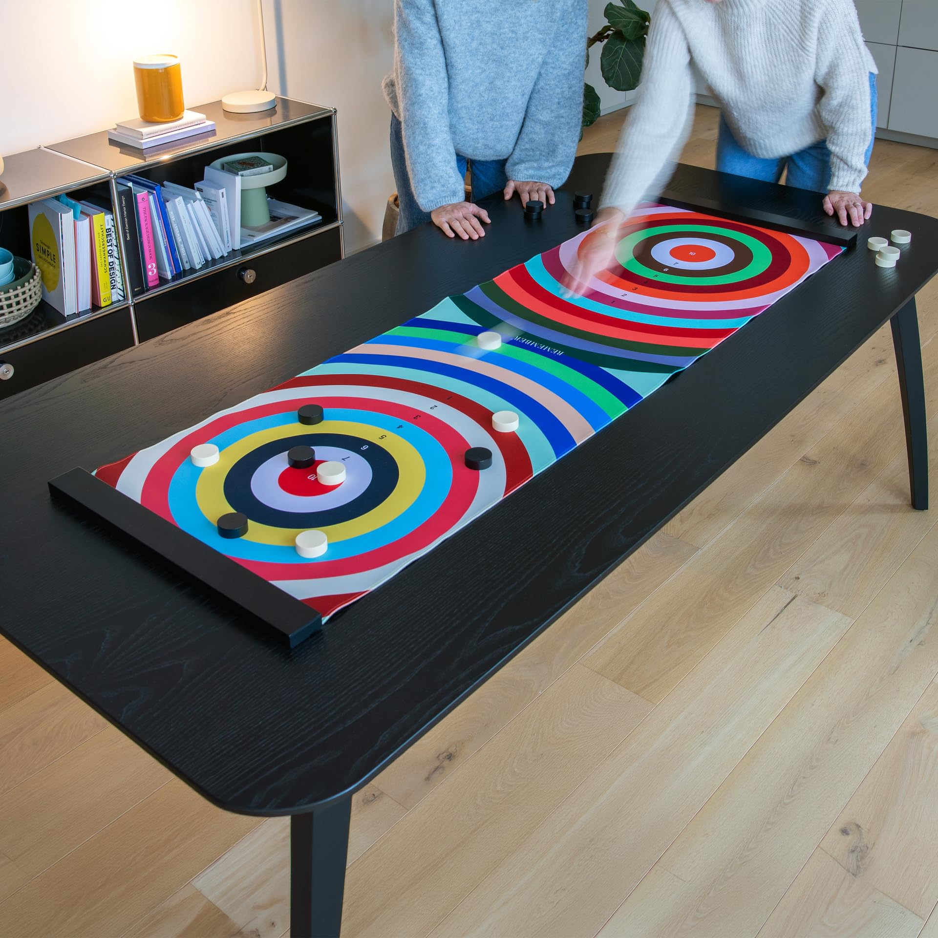 Remember Colour Curling | The Colourful Slide Game mit großer Spielmatte 150x50cm aus Neopren | 18 Spielsteine aus Holz | Baumwollbeutel für Transport | 2-8 Spieler | ab 6 Jahren