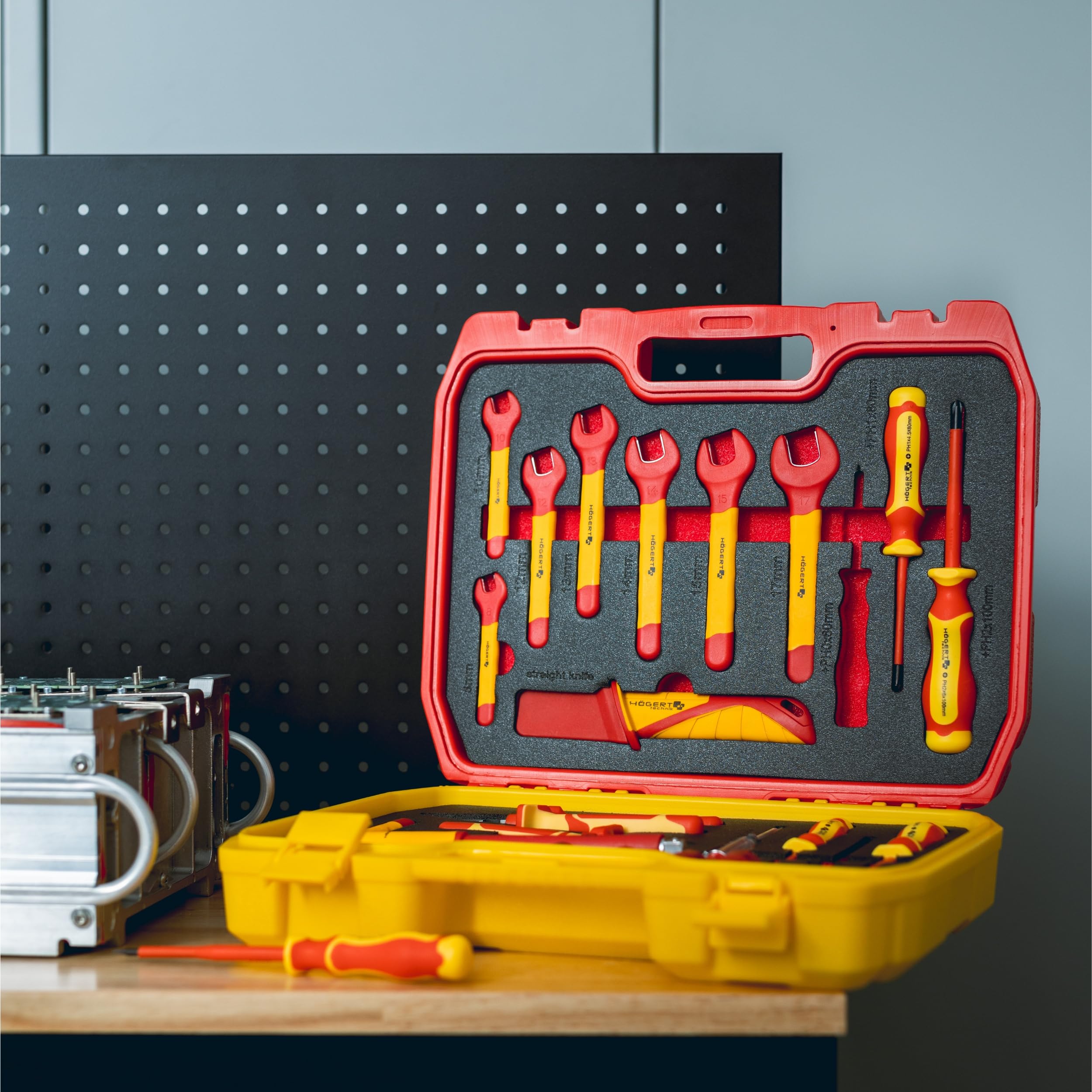 HÖGERT TECHNIK Set di 25 attrezzi elettricisti isolati da 1000 V, cacciavite a fessura e croce, pinze, test di tensione, valigetta in plastica