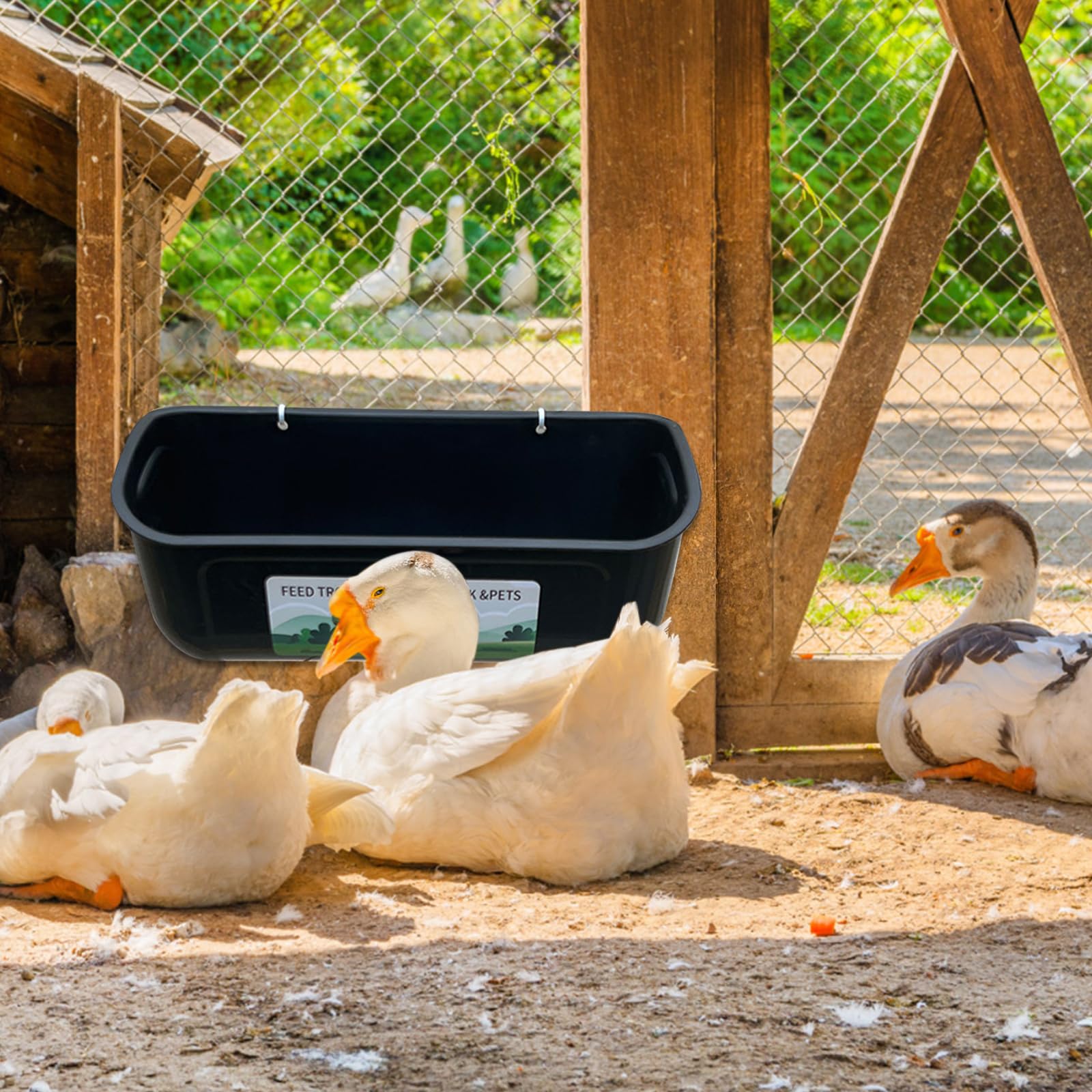 Neue große Hühnerfütterung, Zaun hängende Hühnerfütterung, große Kapazität Futtertrog Trog, Outdoor-Geflügel Futter und Wasser, Futter Hühner, Enten, Gänse, Hunde, Kühe und Schafe (4 Stück, Schwarz)
