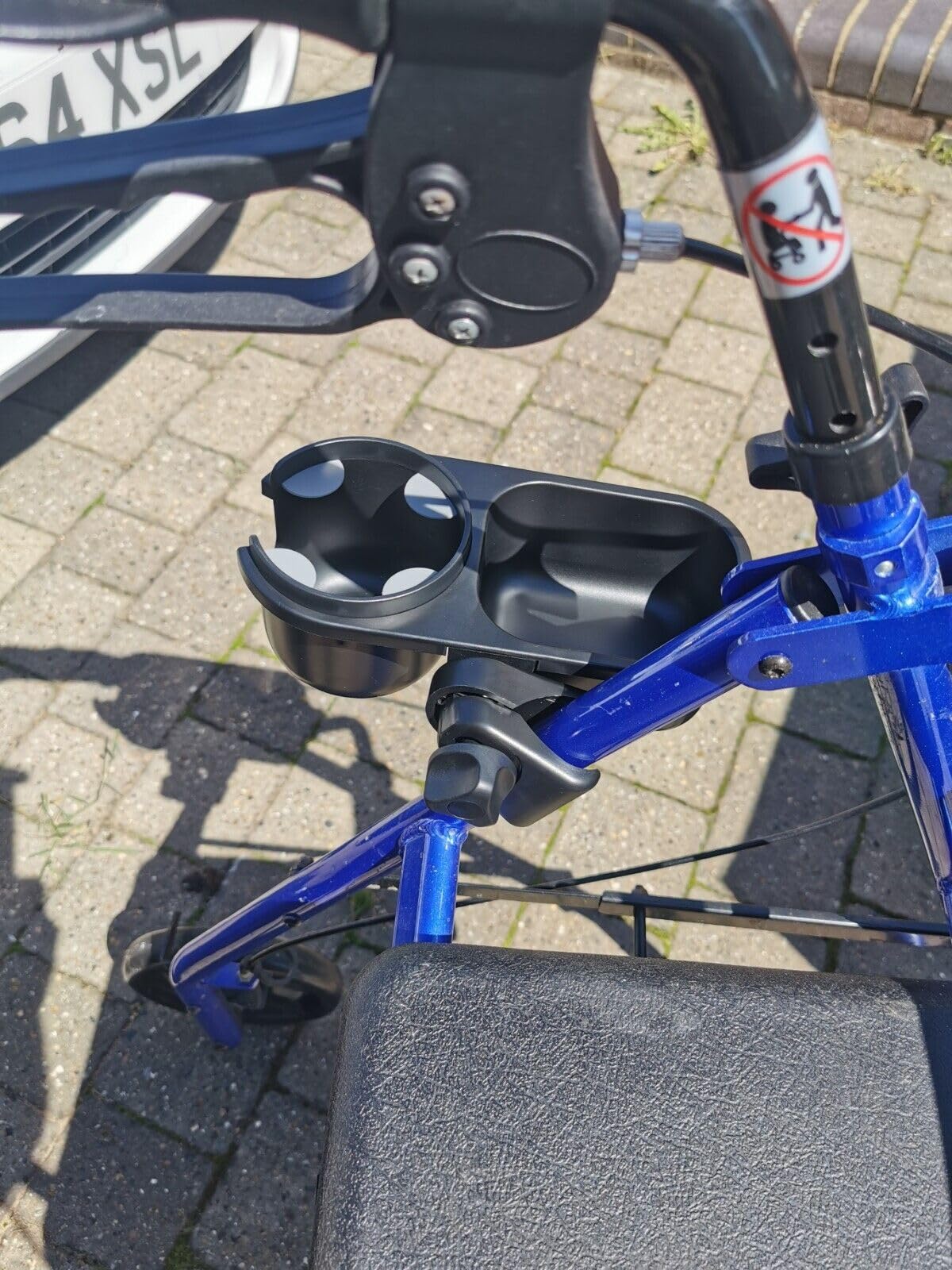 Getränkehalter mit Tablett; ideal für Flaschen, Schlüssel, Snacks, Handys; universell passend für jeden Kinderwagen, Buggy, Kinderwagen, Rollator, Rollstuhl, Gehhilfe