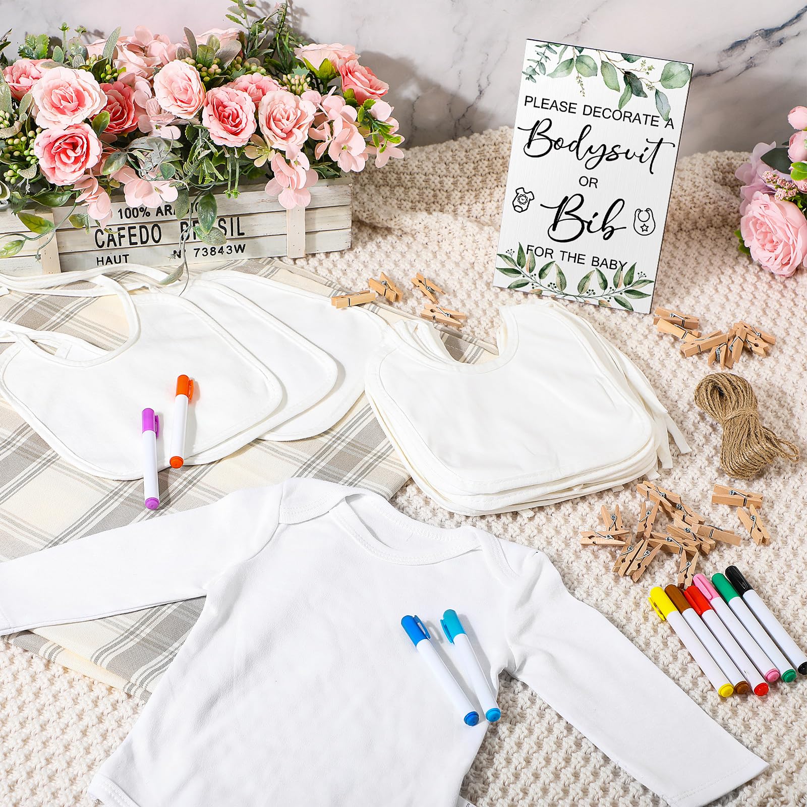 43 piezas de juegos de baby shower, kit de decoración de body blanco para bebé, diseño de baberos, incluye letrero de juego de madera con 15 baberos blancos en blanco, 15 mamelucos recién