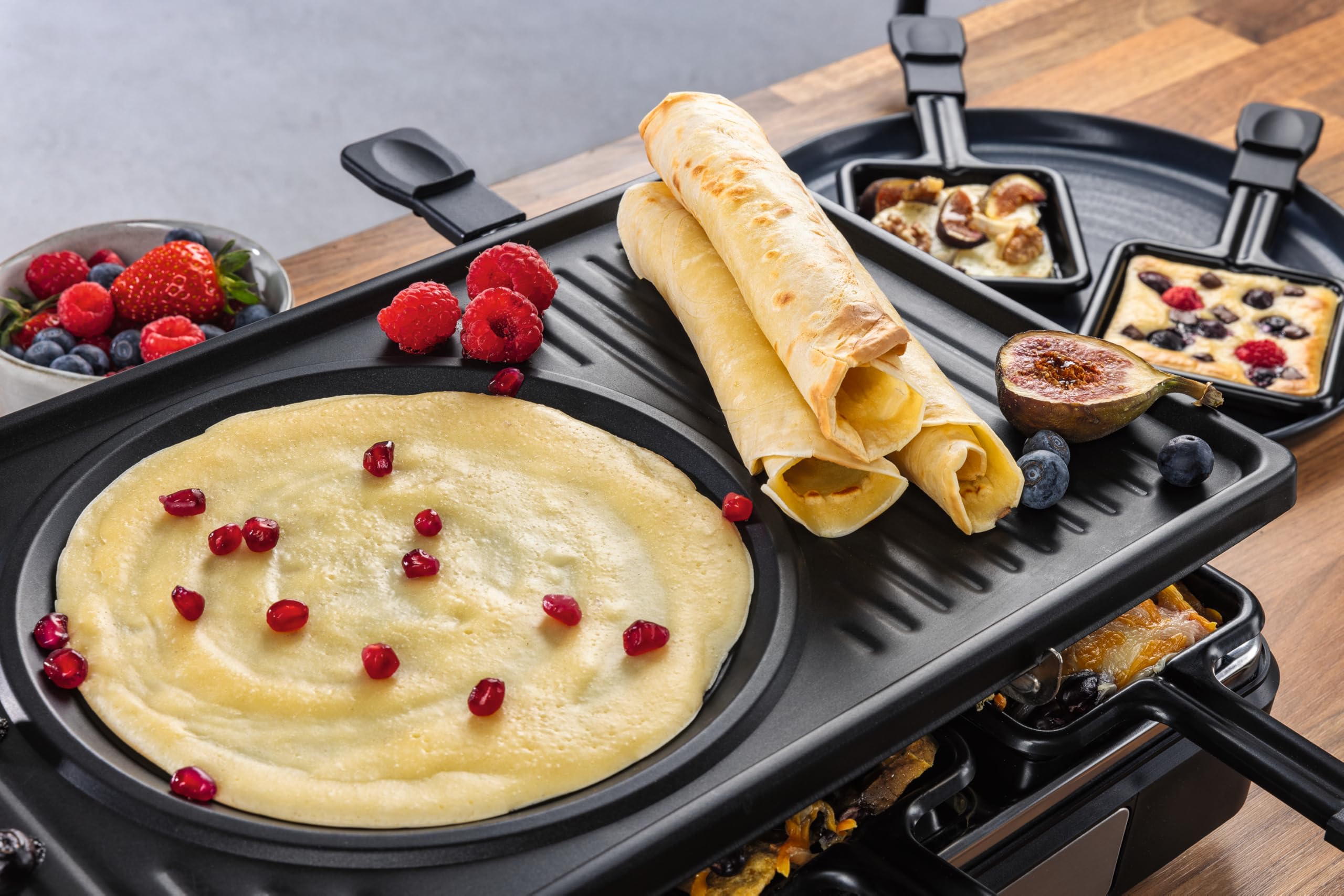 GOURMETmaxx Raclette 2 in 1 con fonduta, set raclette per 8 persone, ideale come barbecue per feste, combinazione di fonduta con 8 padelle, spatole, forchette per fonduta, raclette con set per fonduta