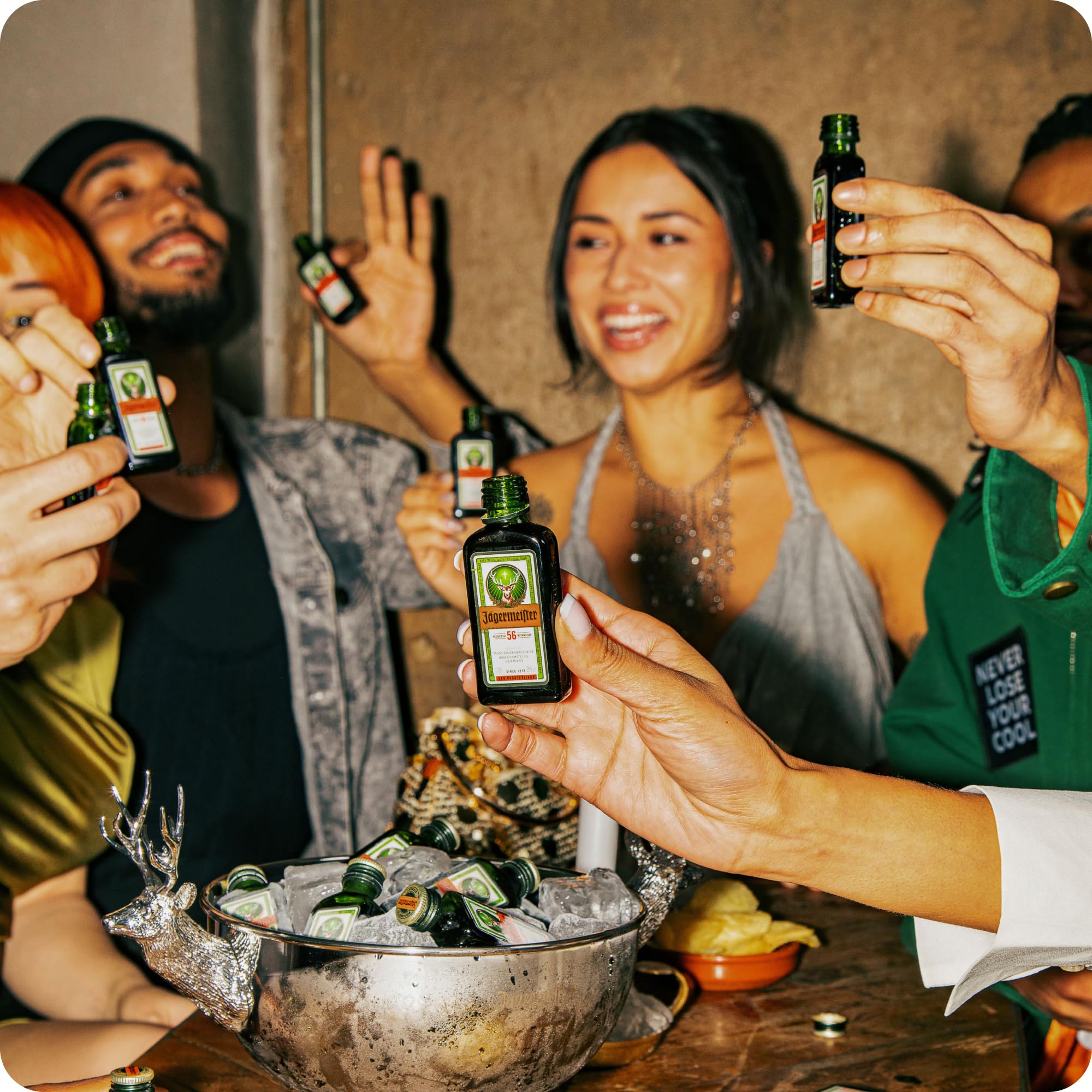 Jägermeister – 96 x 0,04l Premium Kräuterlikör Shots 35% Vol. als Party Geschenk – Aus 56 erlesenen Kräuter – Im Eichenfass gelagert – Das Original aus Wolfenbüttel | 56 erlesene Kräuter – Kalt mazeriertes Elixier – Im Eichenfass gelagert – Das Original a