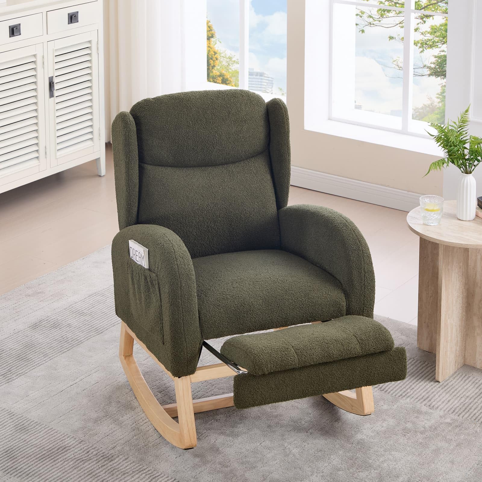 KOMHTOM Fauteuil à Bascule avec Repose-Pieds Escamotable, Rocking Chair avec Structure en Bois, Fauteuil Lounge, Poche de Rangement Latérale (Vert)
