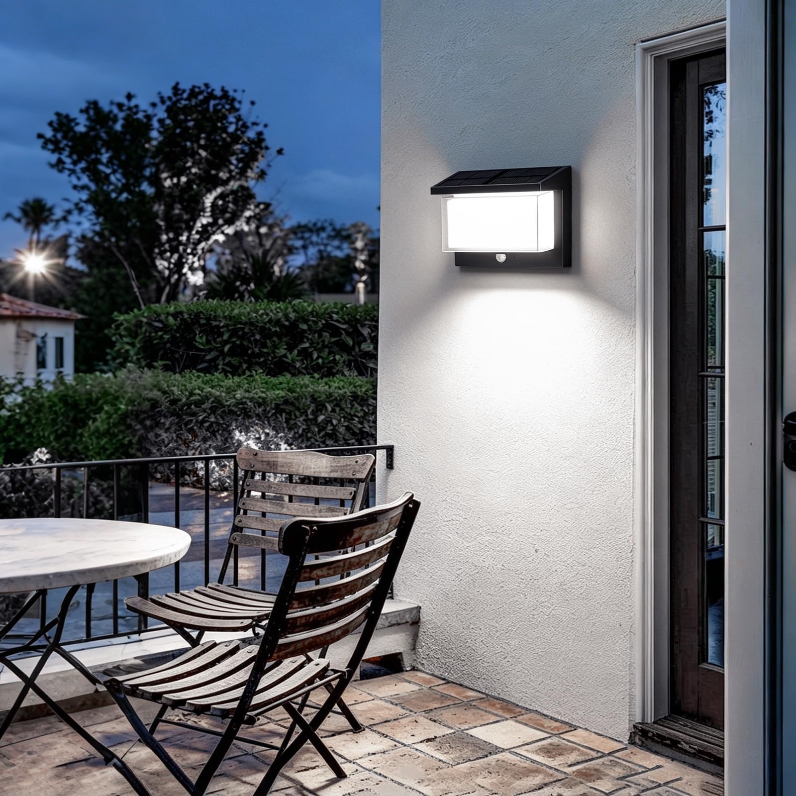 2 Pezzi Lampada Solare Esterna con Sensore di Movimento IP65 6500K Bianco Freddo Accensione/Spegnimento Auto, LED Impermeabile per Giardino, Terrazza, Ingresso e Percorsi