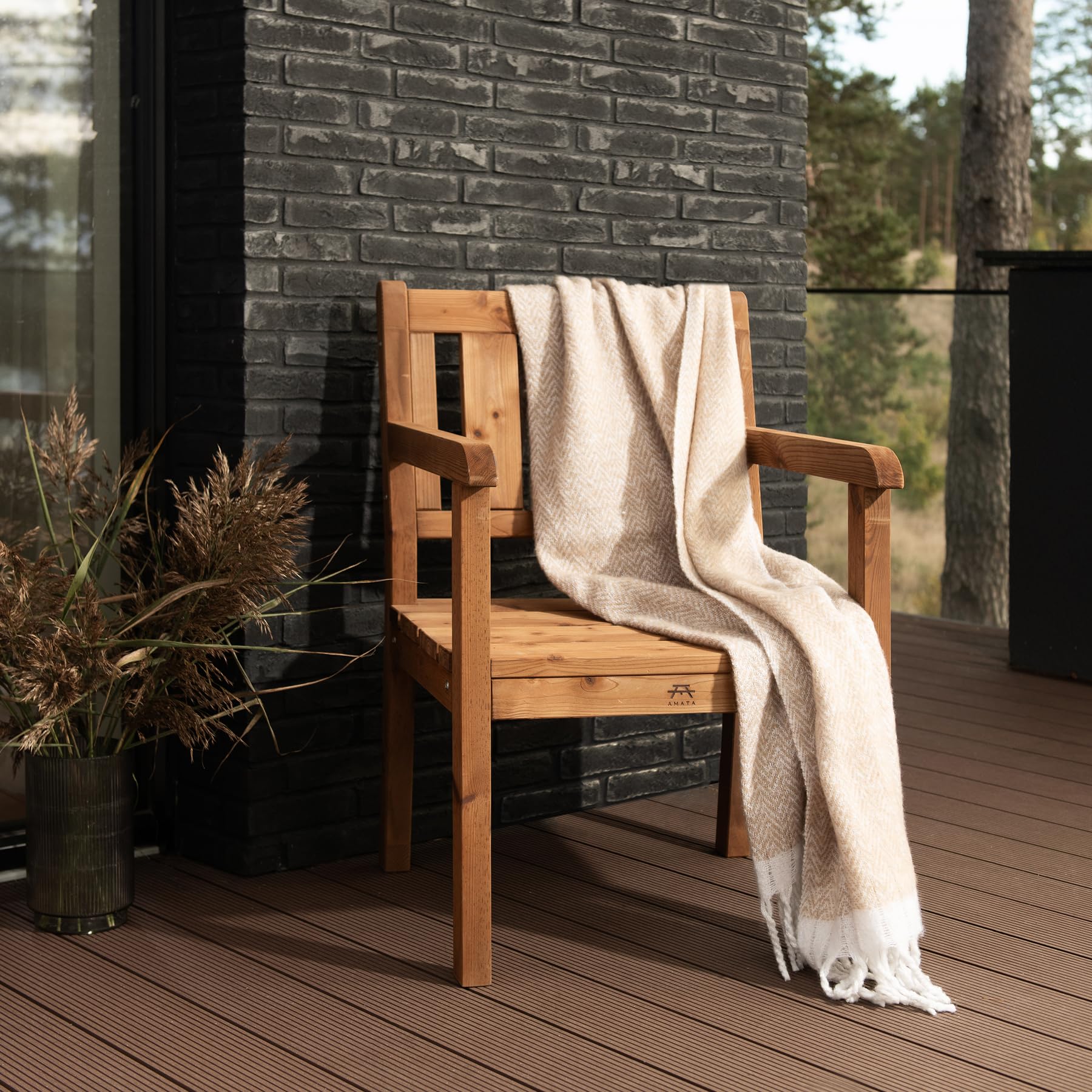 Amata UNGURS Einzelbank Modernes Design - Wetterfeste Holzbank für Draußen, Terrasse, Hinterhof und Garten Feuerstellen - Ergonomischer und Langlebiger Stuhl, Zeitloses Design (Braun)