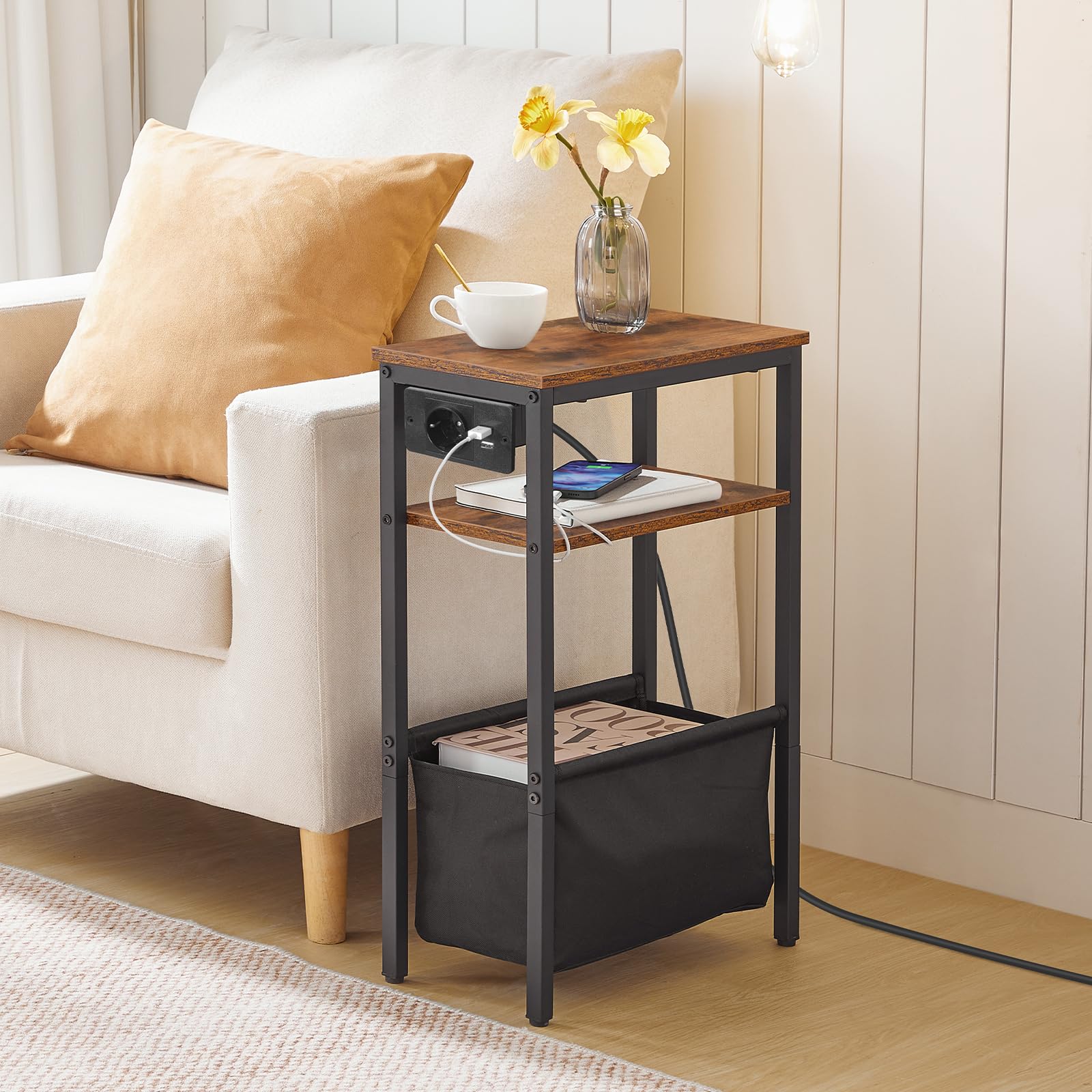 HOOBRO Table d’Appoint étroite, Table de Chevet avec Station de Charge et Rangement, Bout de Canapé avec Prise et Ports USB, pour Petit Espace, Chambre, Salon, Marron Rustique et Noir EBF125CBZ01