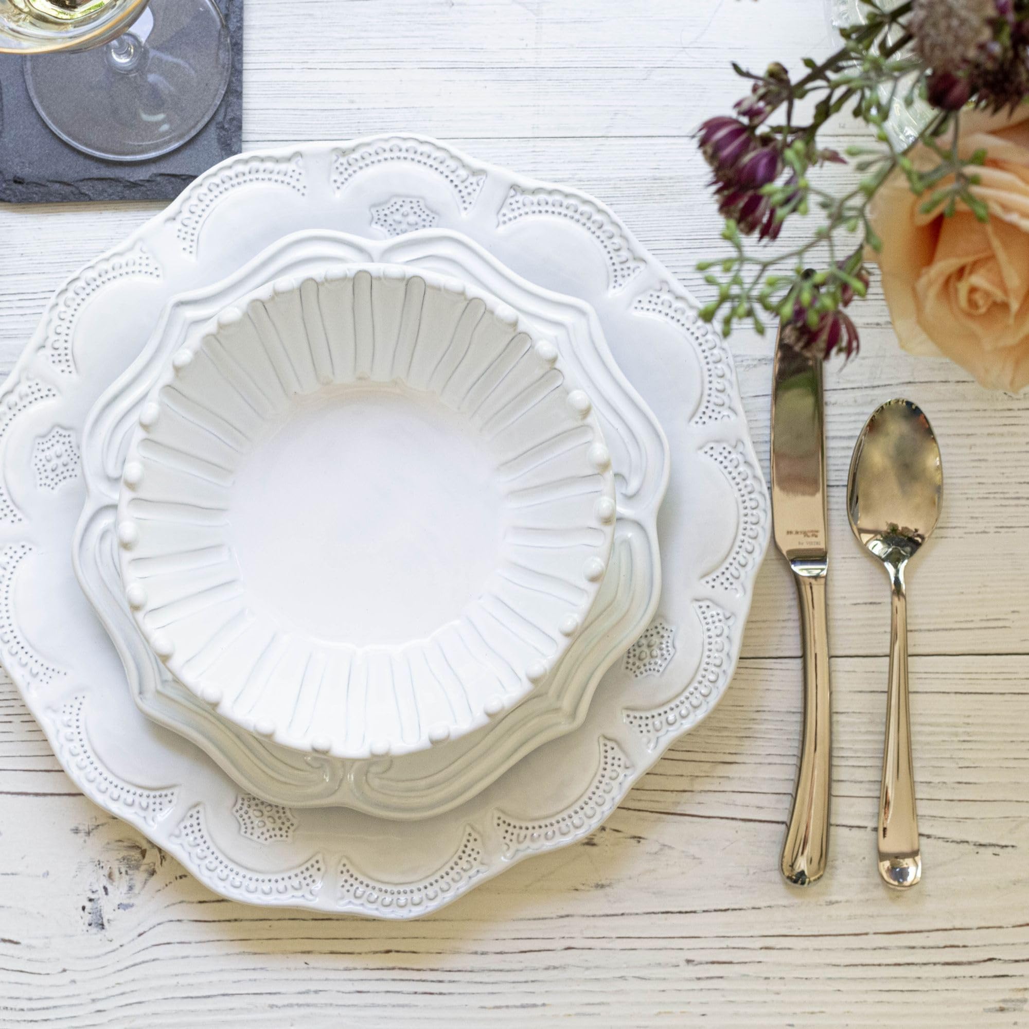 Vietri Incanto Lace - Set di stoviglie italiane, con ciotole per cereali, pasta e piatti da insalata/cena, in terracotta