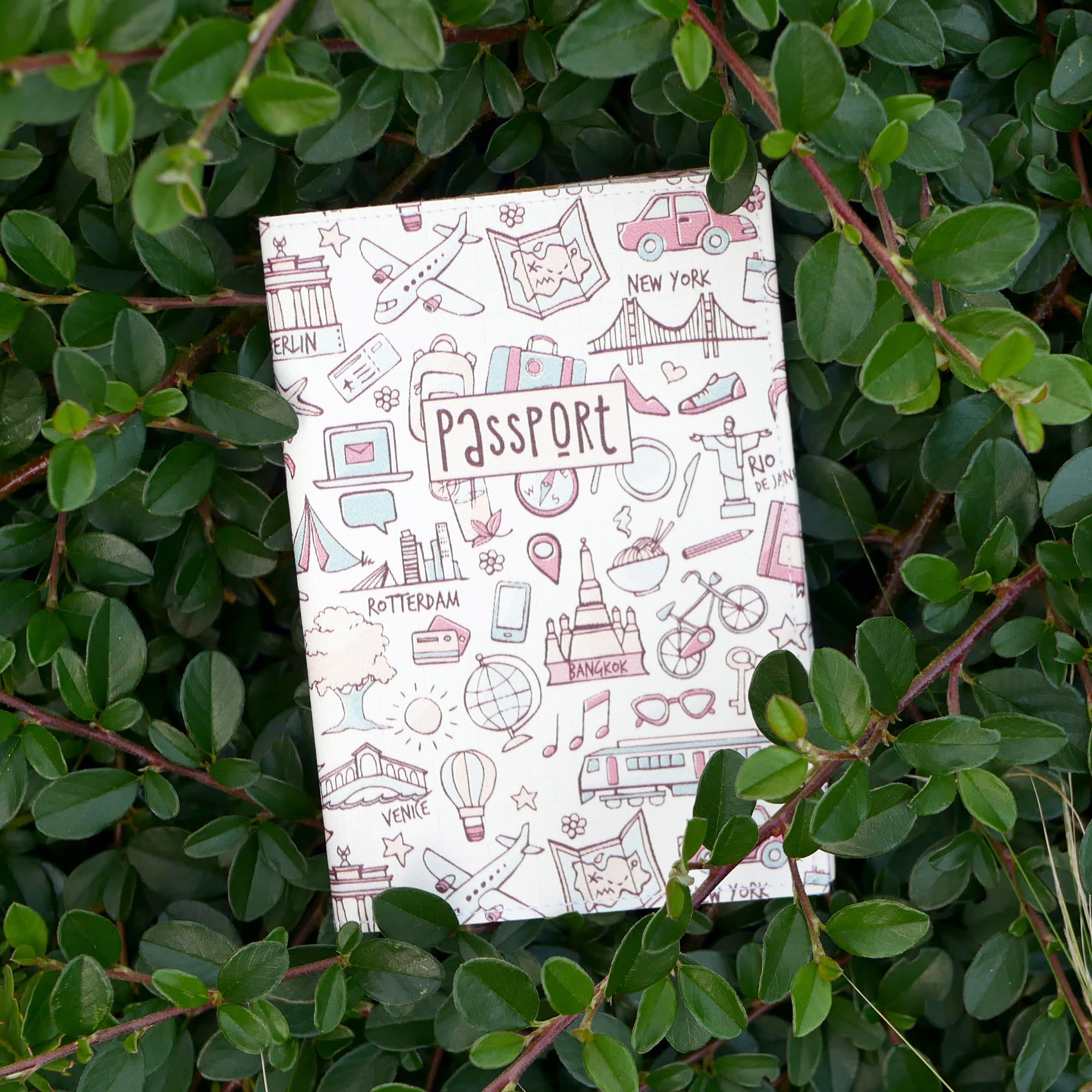 Quttie Passport Cover