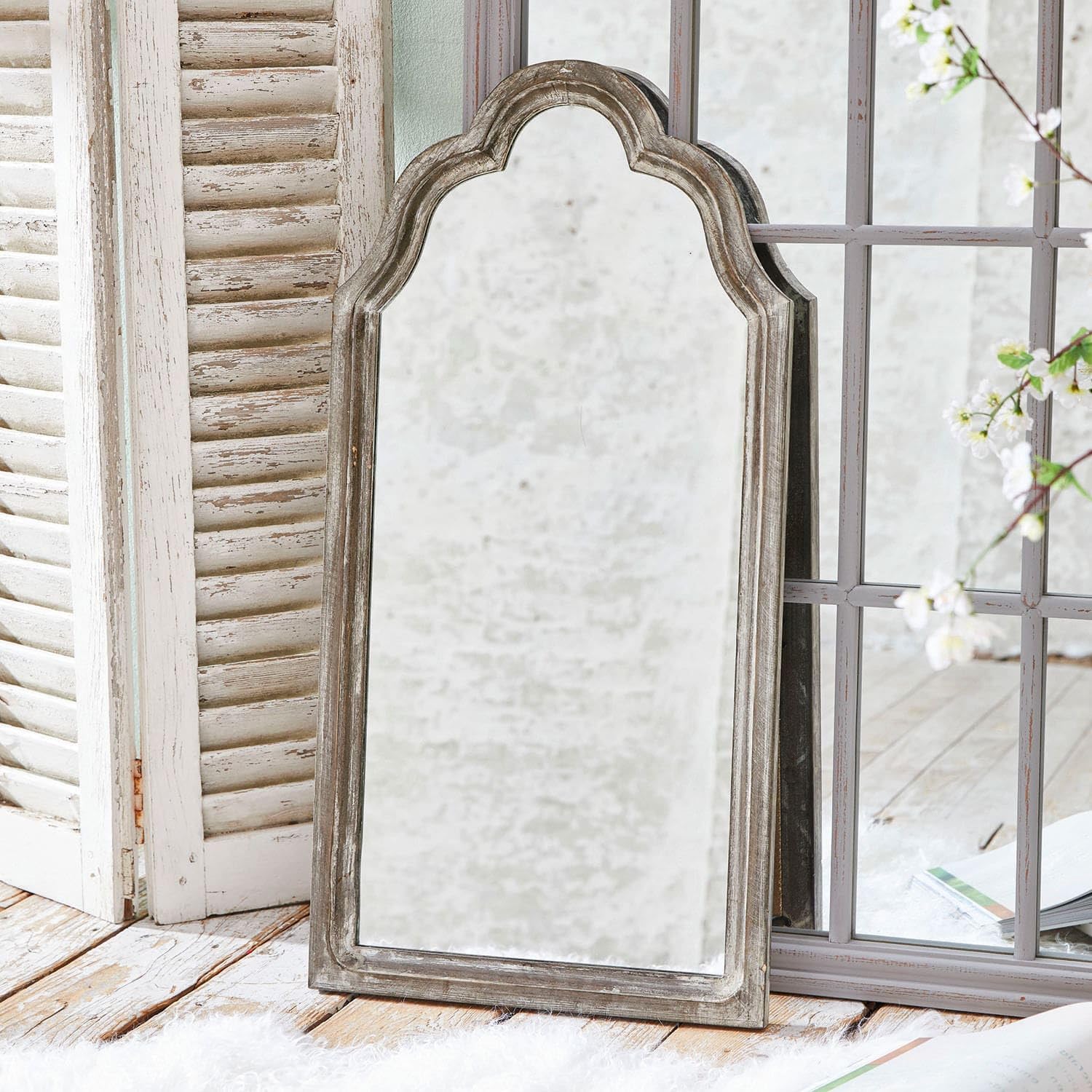 Loberon Libasse Specchio - Legno di abete massiccio - Finitura “whitewash” per un autentico look anticato, grigio antico