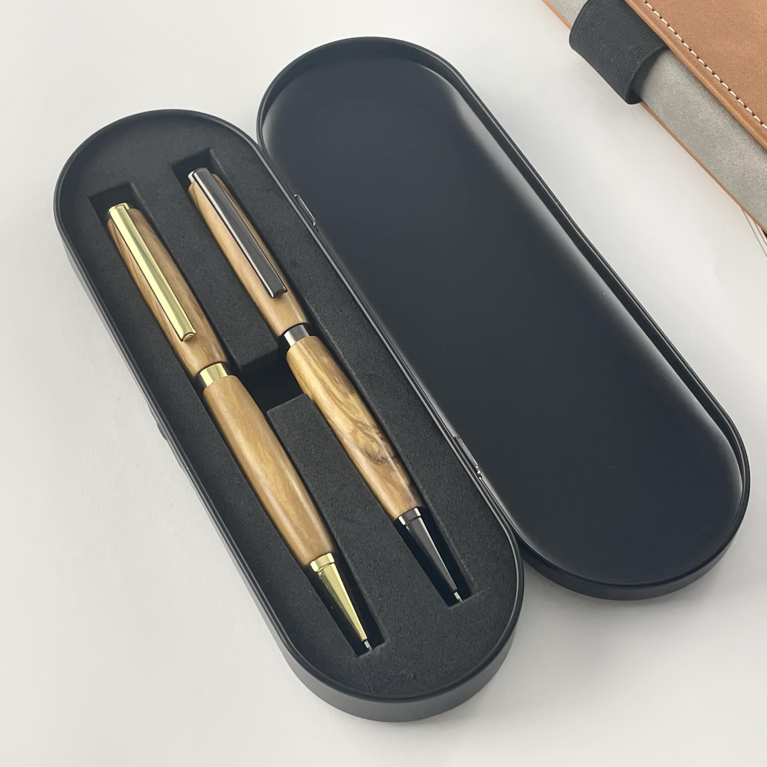 Parure 2 Stylos Bois Olivier d’Italie Fabriqué à la Main en France Cadeau Stylo Personnalisé Gravure Boite Métal