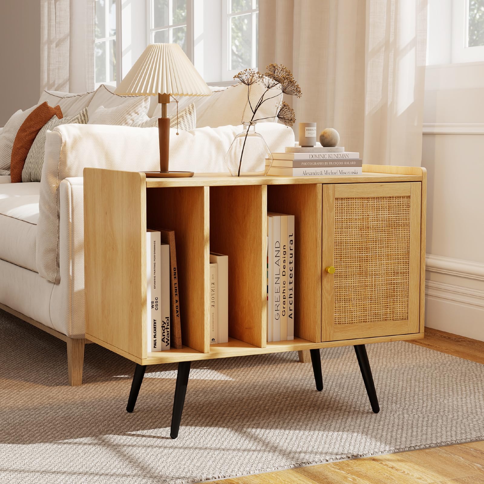 KOMFOTTEU Soporte para Tocadiscos con Estación de Carga, Mueble para Discos de Vinilo con 3 Estantes Abiertos y Armario con Puerta de Ratán, Mesa Auxiliar para Álbumes con Estante Ajustable (Natural)