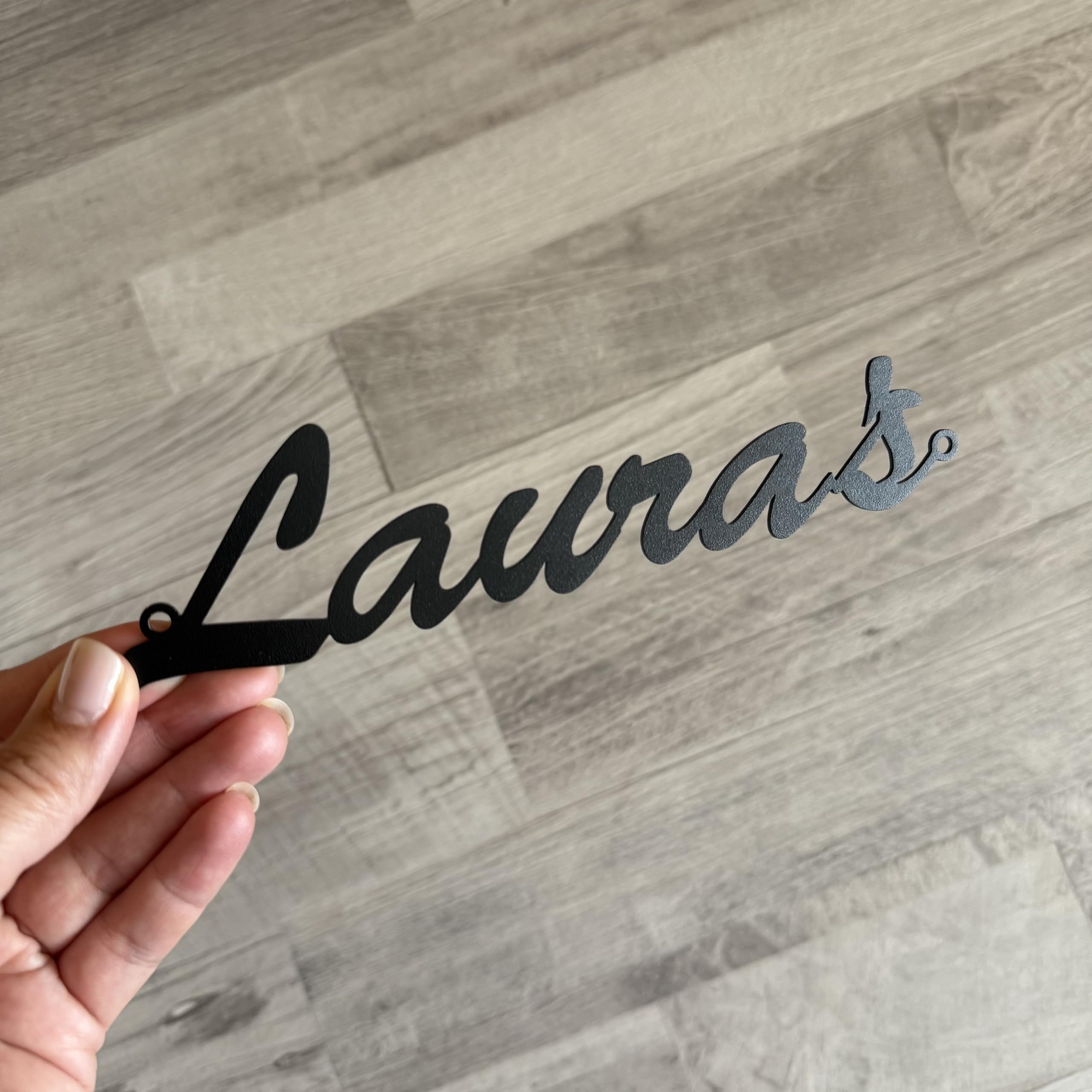 Letrero de cocina personalizado – Hecho con cariño – Regalo para mamá o abuela – Decoración de cocina para amantes de la cocina – Nombre en metal cortado a láser – Cartel colgante personalizado