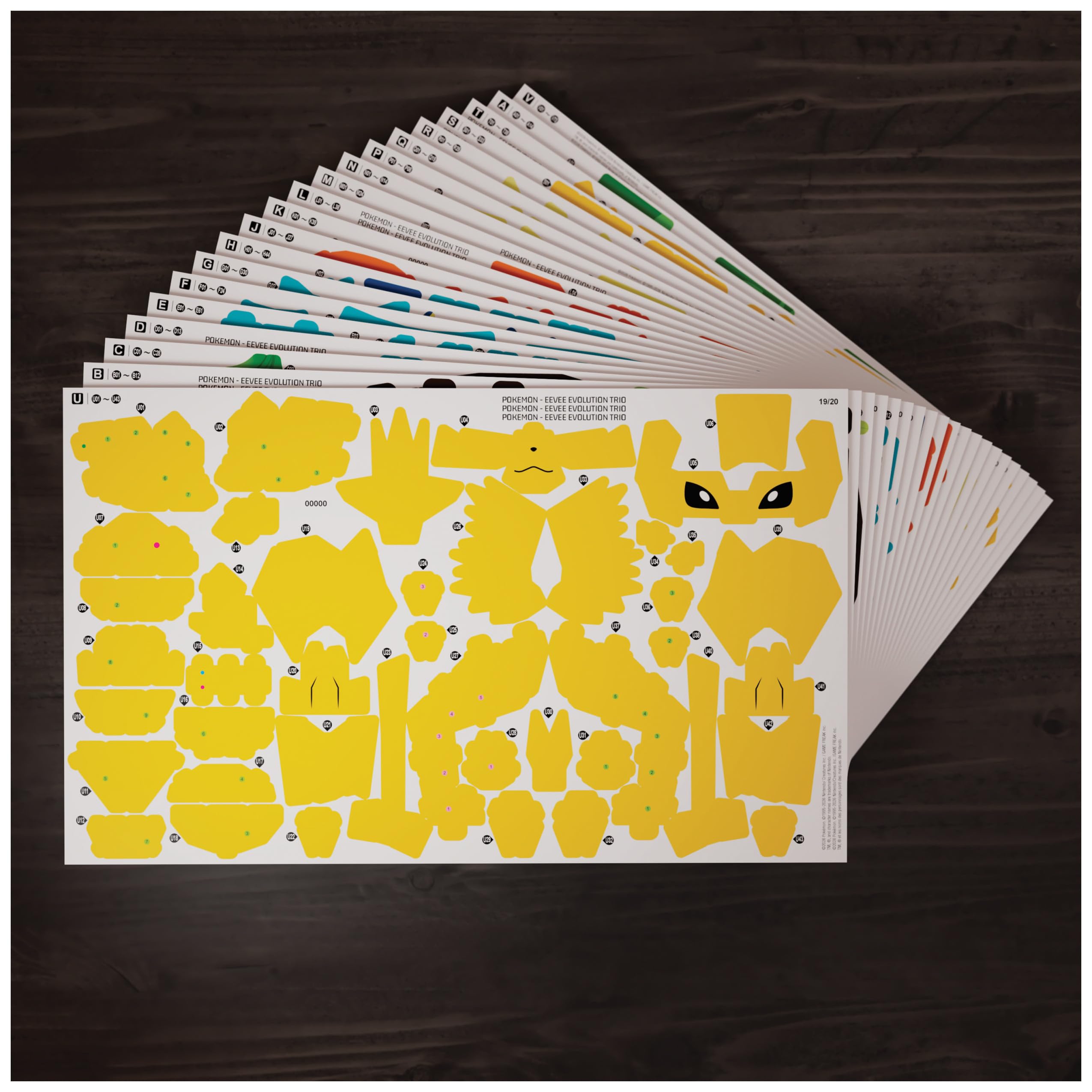 4D Build, Kit di modellismo 3D del Trio di evoluzioni di Pokémon Eevee con Vaporeon, Flareon e Jolteon, Personaggio Pokémon, Decorazione da scrivania, 612 Pezzi, dai 12 Anni in su