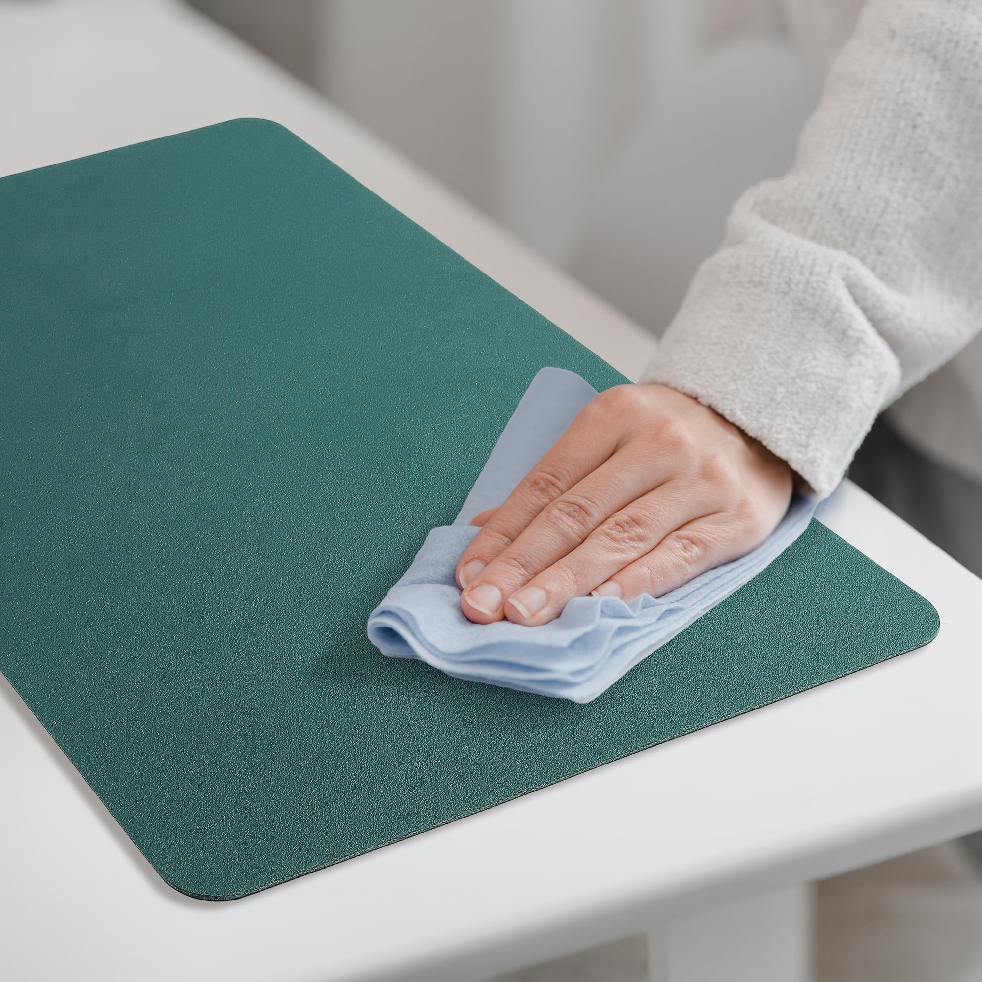 fanquare Green PVC Heat Resistant Placemats Set of 6 Faux Leather Place Mats Waterproof Non-Slip Washable Heat Resistant Rectangular Table Mats for Dining Kitchen Table Decoration 44 * 30cm - Image 4