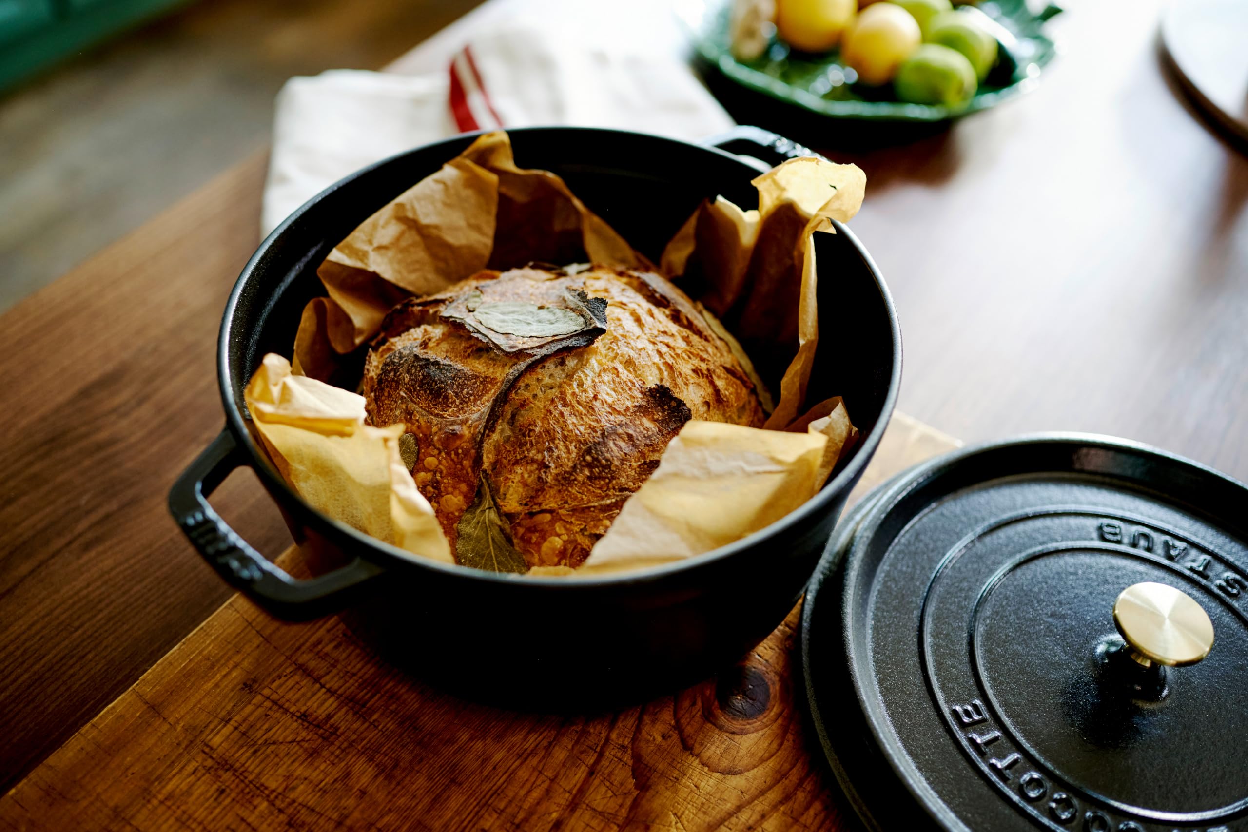 STAUB Cocotte, Gusseisen Bräter mit Deckel, 26 cm, 5,25 L, Rund, Alle Herdarten inkl Induktion, Made in France, Schwarz | Alle Herdarten inkl Induktion, Aromaregen-Deckel, Made in France