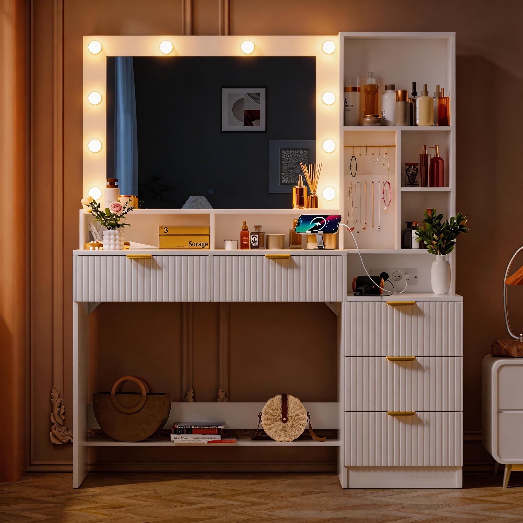 TRIUMPHKEY Schminktisch mit Spiegel und Licht mit LED-Beleuchtung mit Steckdosen (AC,USB&Type-C) 5 Schubladen 7 offene Stauräume mit Schmuckhaken, Make Up Tisch modern 149x114x40cm Satinweiß