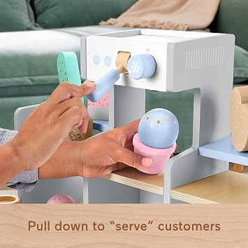 Fisher-Price Ahşap Dondurma Dükkanı Okul öncesi çağdaki çocuklar için 18 ahşap parçadan oluşan Fisher-Price Ahşap Dondurma Dükkanı Seti HXV21