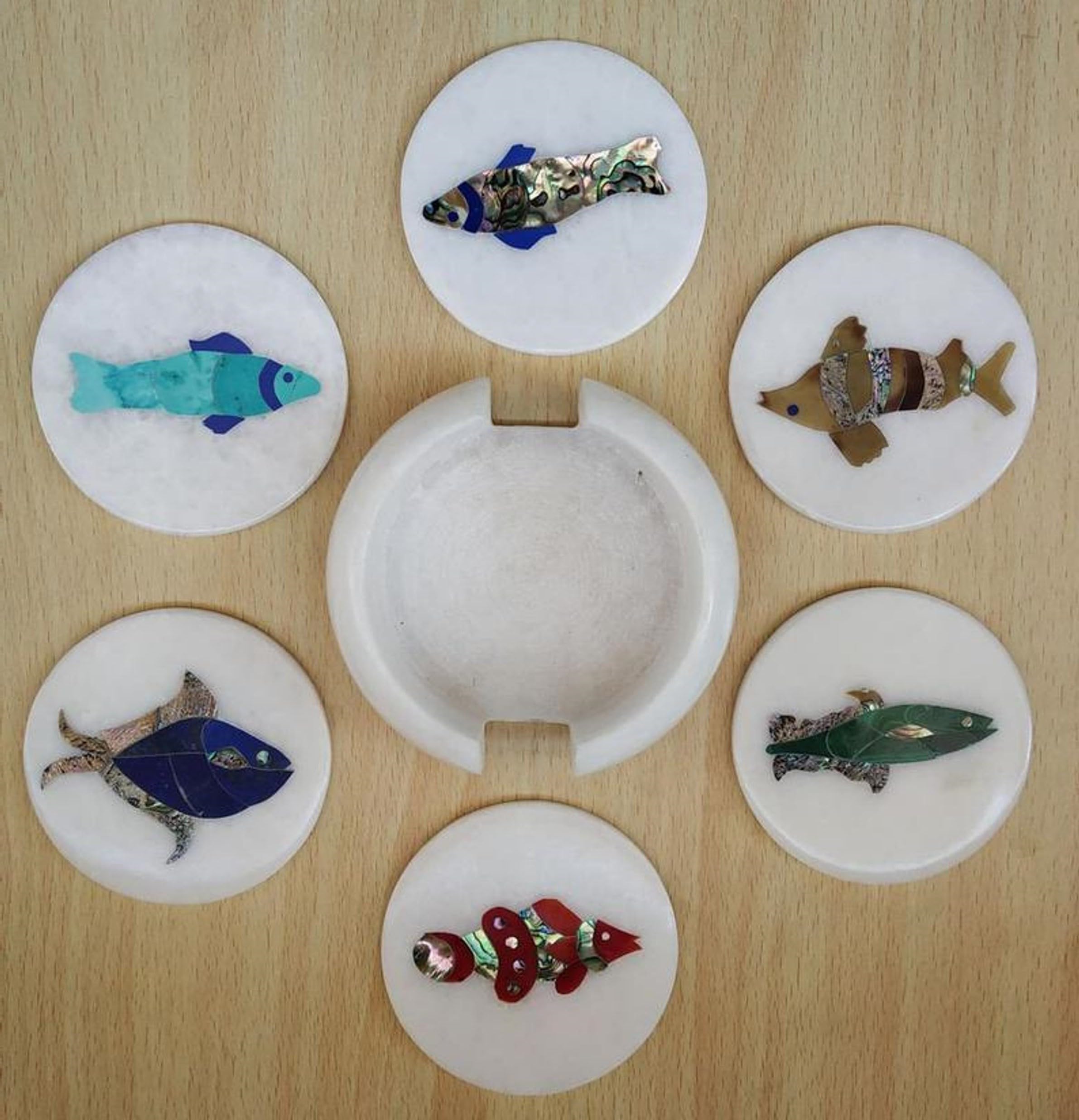 Dessous de verre en marbre fait main et lazuli, l'élégance d'une table d'art chic