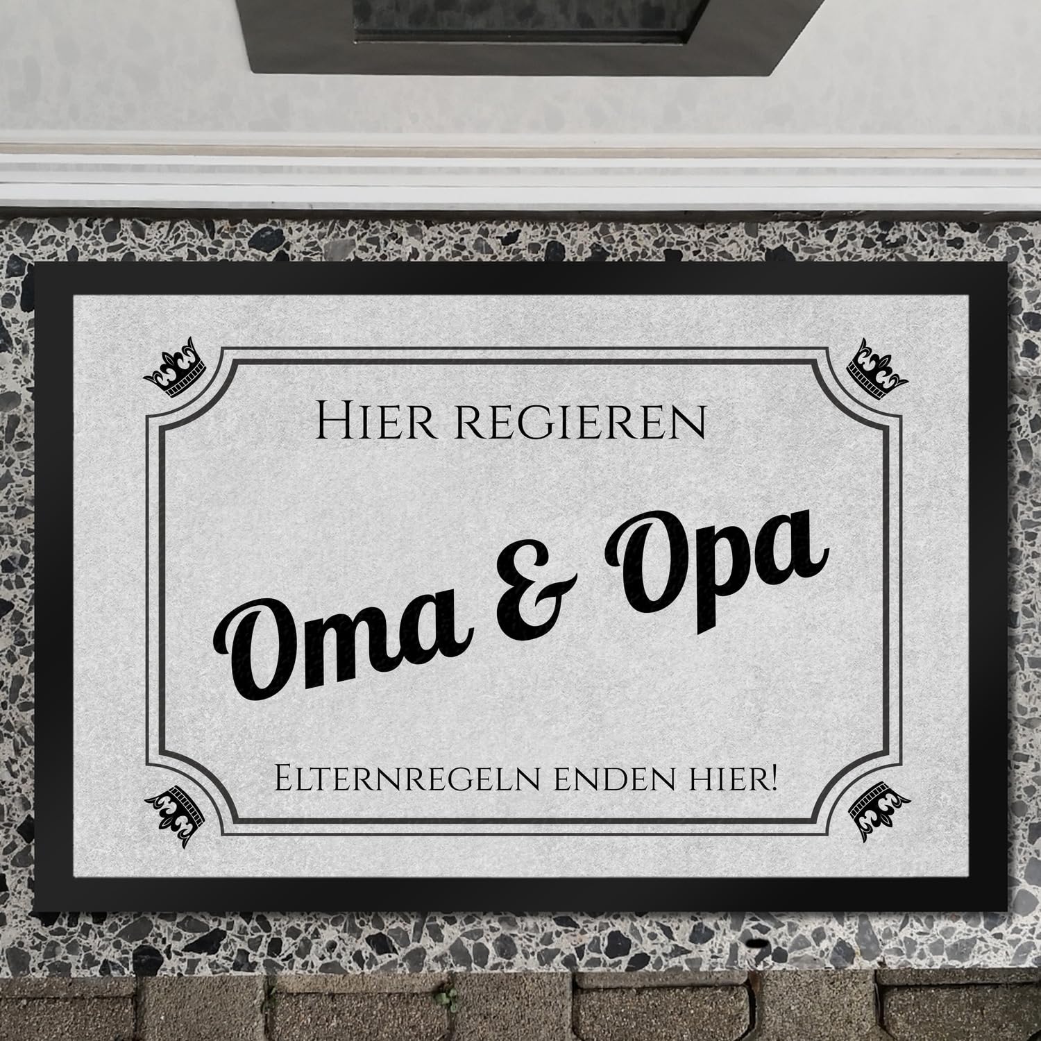trendaffe - Hier regieren Opa und Oma Fußmatte XXL in 50x75 cm - Elternregeln Enden Hier in grau mit Krone die Eltern-Regeln Schmutzfangmatte als Geschenk zum Geburtstag, Weihnachten oder