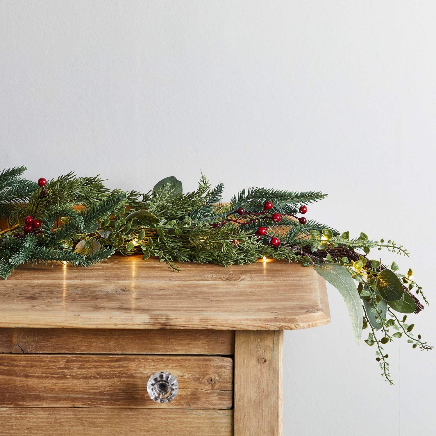 Lights4fun 2m Weihnachtsgirlande mit roten Beeren und Mirco LED Lichterkette Timer Weihnachts Deko Tischdeko