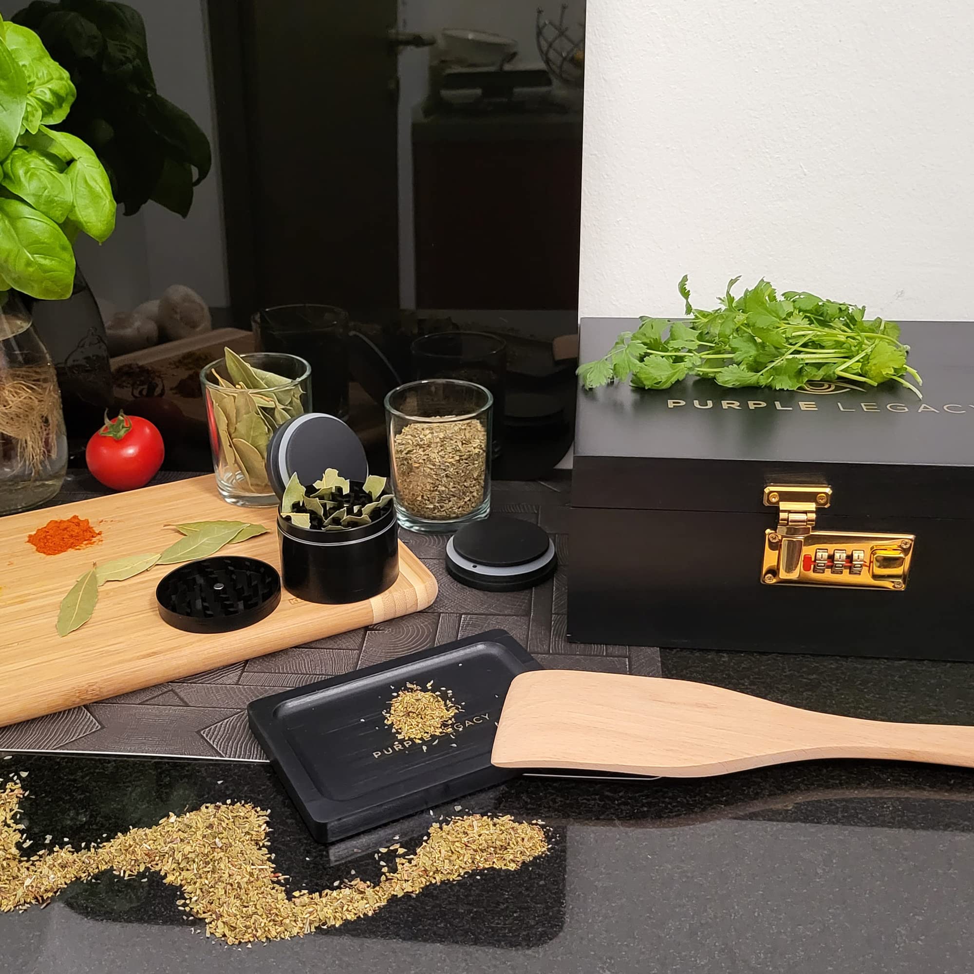 Grinder Set Moulin à Herbes Moulin à Herbes Set Boîte de rangement en bois de pin avec serrure Grinder Moulin à Epicé Moulin à Spice Grinder en Zinc Alliage avec 4 pièces Set