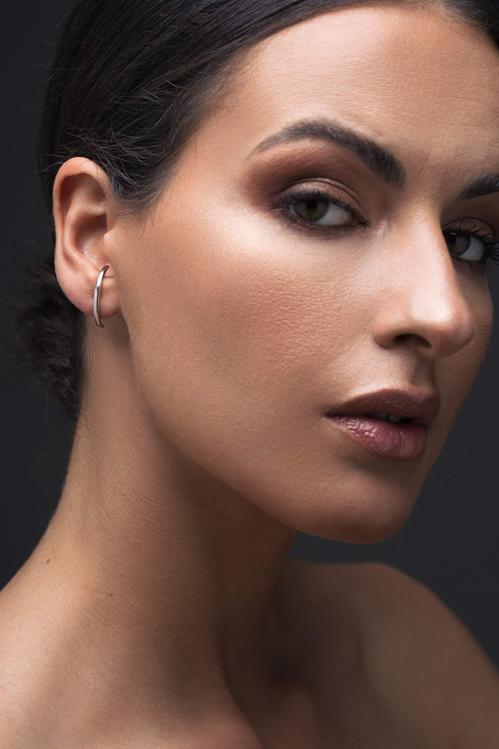 Gebogene minimalistische Bar Ohrstecker Ohrringe aus 925 Sterlingsilber – puristisch, elegant und hypoallergen – handmade by Emmanuela