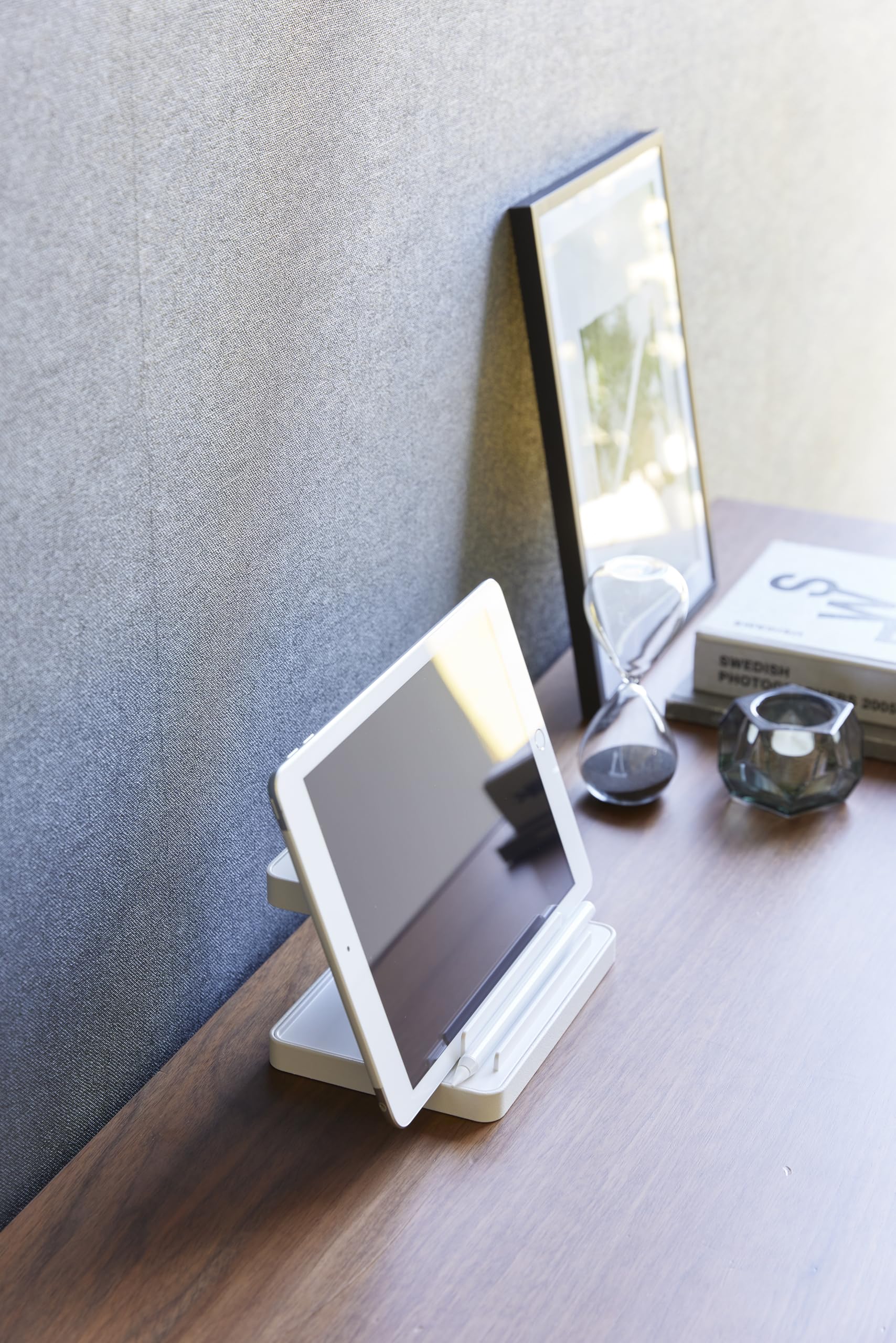 YAMAZAKI 1871 TOWER Smartphone & Device Charging Stand, white, Steel / ABS Resin / Silicone, 16 x 11.6 x 10 cm