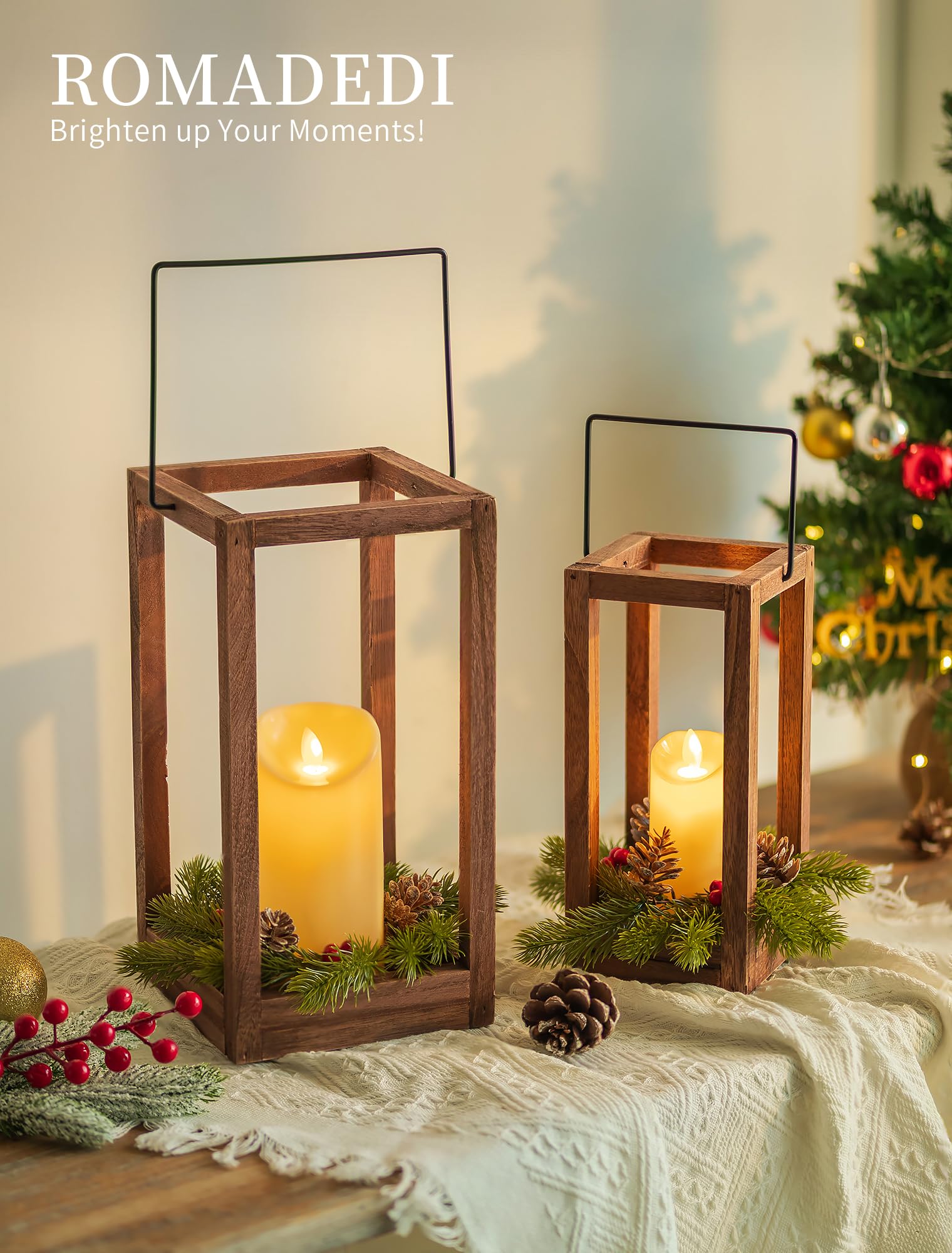 Romadedi Lot de 2 lanternes de Noël décoratives en bois avec couronne de Noël et bougies LED pour centres de table, cheminée, cheminée rustique, décoration d'intérieur, cadeau