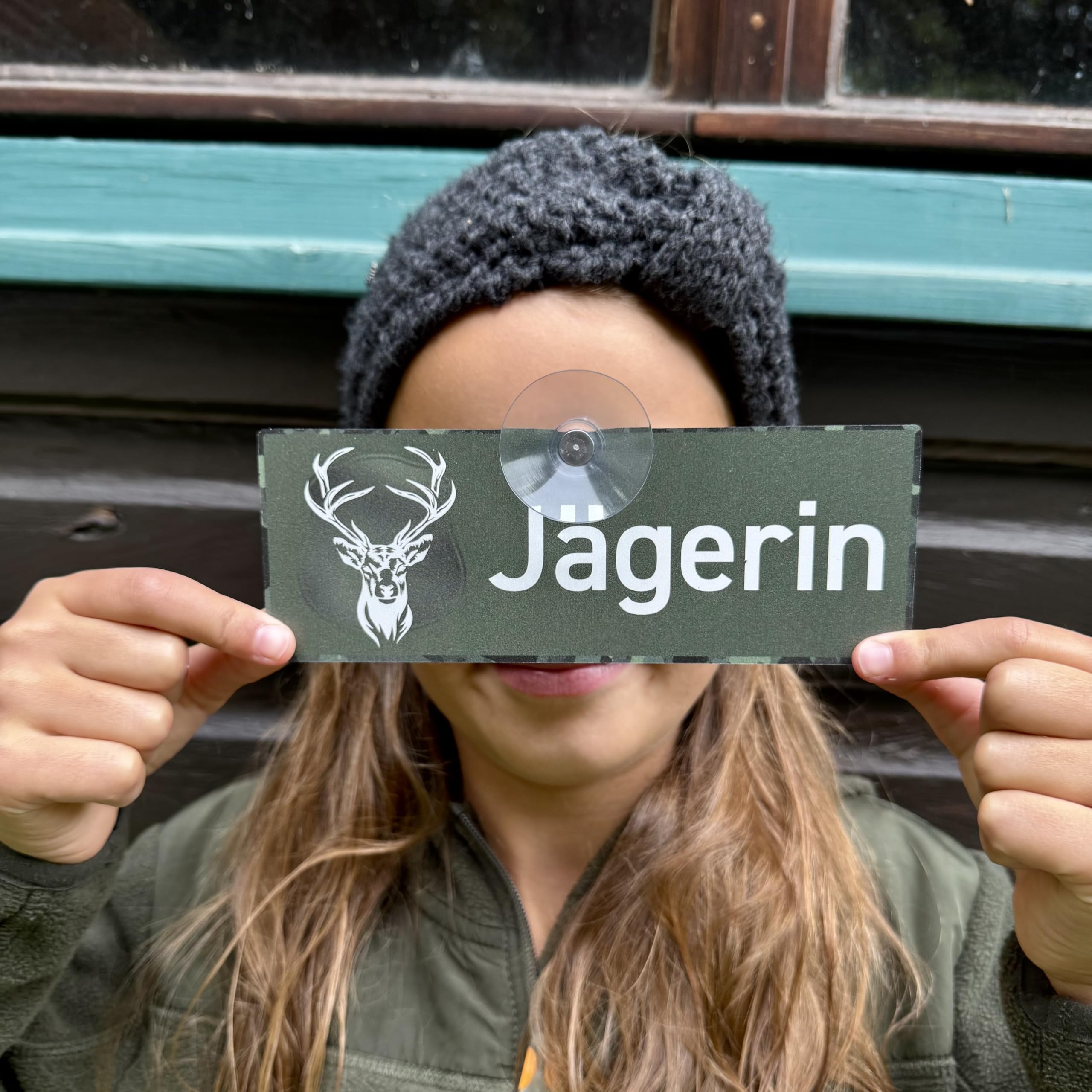 FALKNER SCHILD - Premium Autoschild mit starkem Saugnapf für die Autoscheibe aus formstabilem Aluverbund, UV- und Witterungsbeständig, 18 x 6.5 cm - MADE IN GERMANY