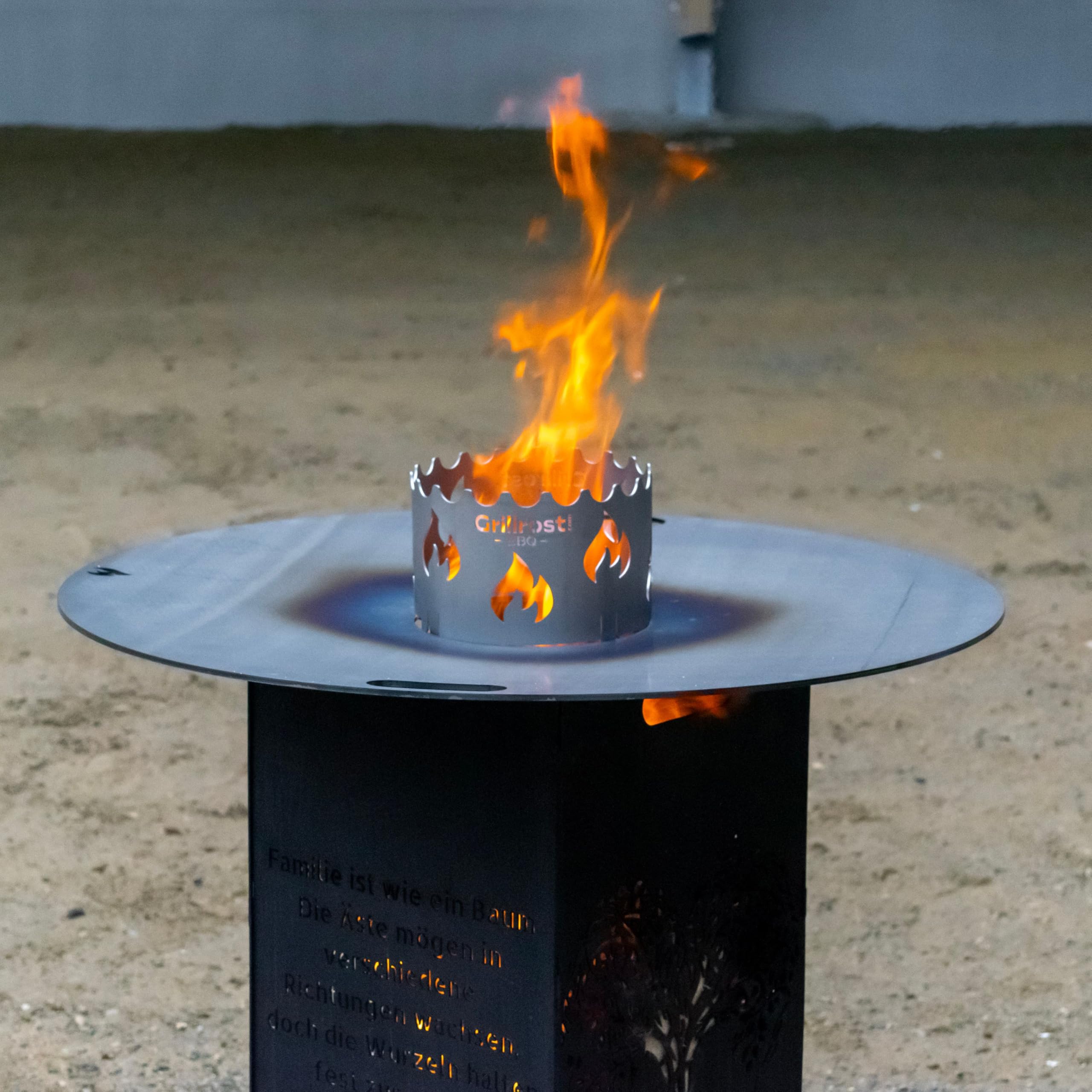 Grillrost.com Das Original Tonneau à feu enfichable Arbre en Acier avec Pieds en Acier Inoxydable - Colonne à feu repensée, y Compris adaptateurs d'appui pour brasero planchan