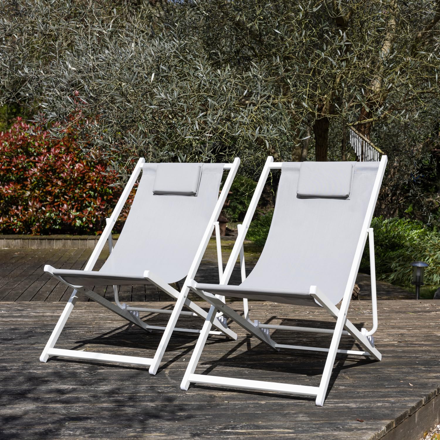 Happy Garden Lot de 2 chiliennes Cyprus en textilène Gris et Structure en Aluminium Blanc - Transats avec Coussin Repose-tête - Idéal pour Jardin, Terrasse et Patio