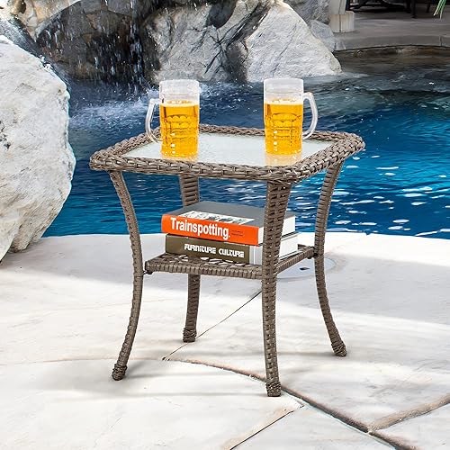 Mesa auxiliar de mimbre para exteriores de 20 x 20 x 20 pulgadas, mesa de centro de patio con vidrio templado de 5 pulgadas y práctico estante de