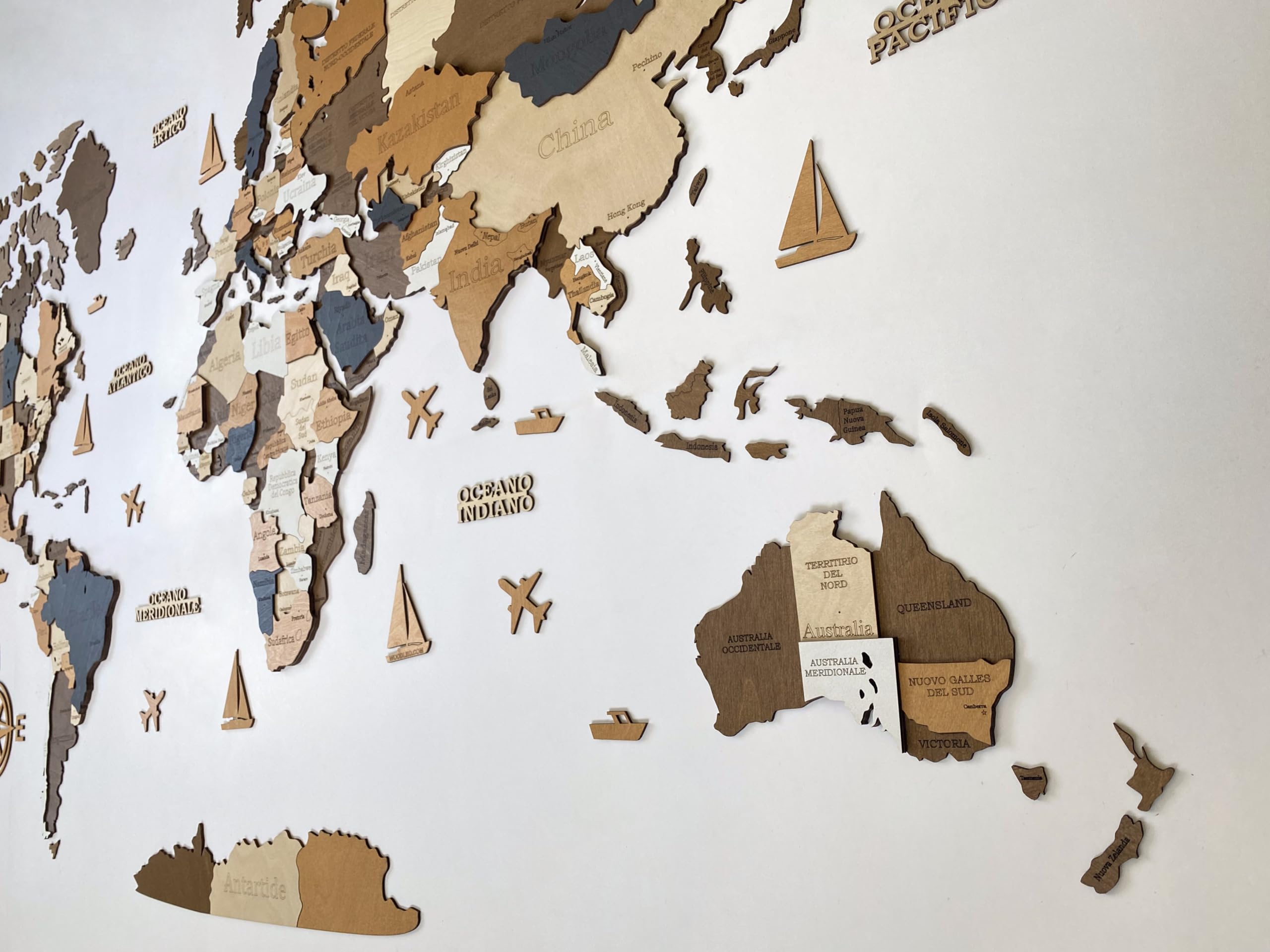 WoodLeo Mappamondo in legno (in italiano) - Decorazione murale in 3D - Dimensioni della mappa (M, L, XL) Idea regalo per ogni occasione - Arte da parete per la casa