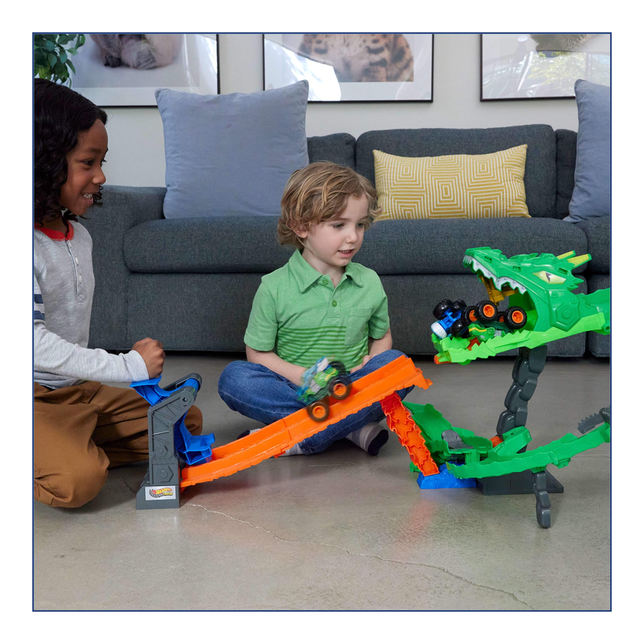 Hot Wheels Monster Trucks - Sharks vs. Dinos Dragon Destruction, set con veicoli Great Bite e Rageasaur inclusi, sconfiggi il nemico cyborg, giocattolo per bambini, 4+ anni, JGB06