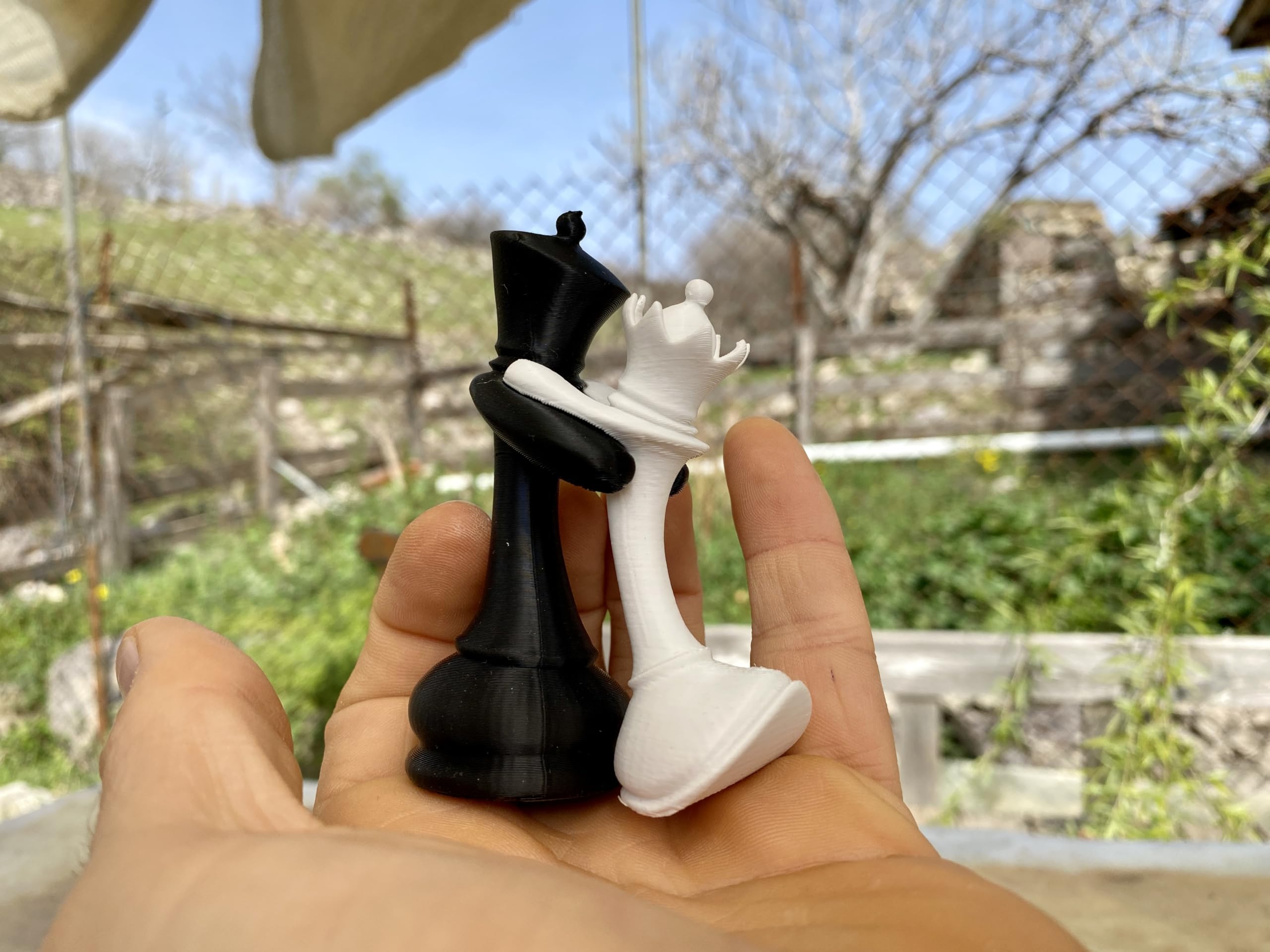 Chess King & Queen Hugging Statue – 3D Printed Romantic Chess Decor – Unique Couple Gift, Anniversary, Wedding & Valentine’s Day Decoration – PLA Chess Lovers Figurine