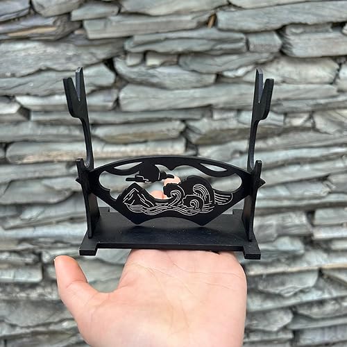 Miniatura 5 de Soporte de exhibición de espada, soporte de madera Katana de 2 niveles, diseño de paisaje tallado negro, soporte para armas, escaparate elegante