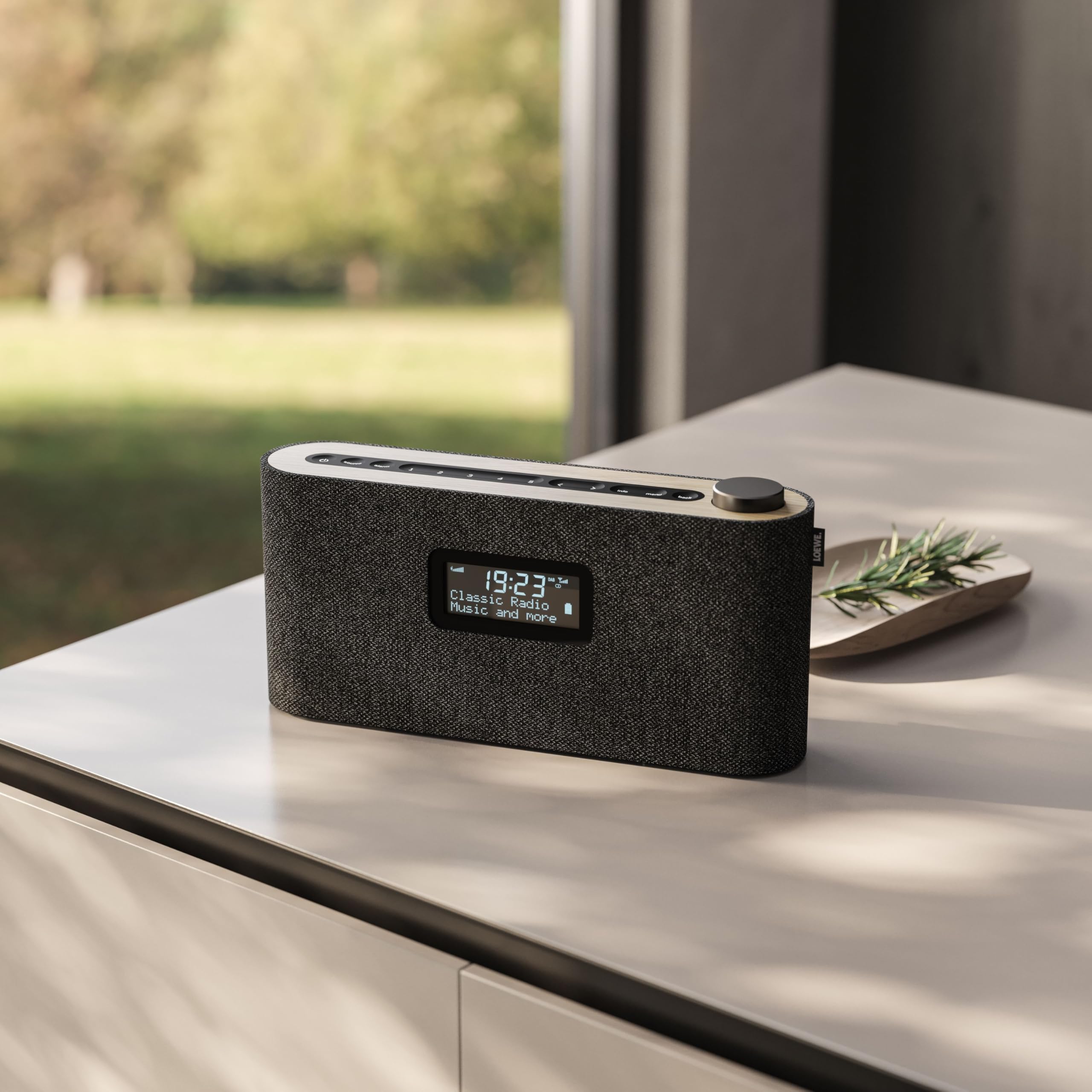 Loewe Radio.Frequency, Radio Dab+, 28 vatios de Sonido, Pantalla LCD, 14 Horas de Tiempo de reproducción, Madera, Tela, Radio, Larga duración de la batería, manejo fácil.