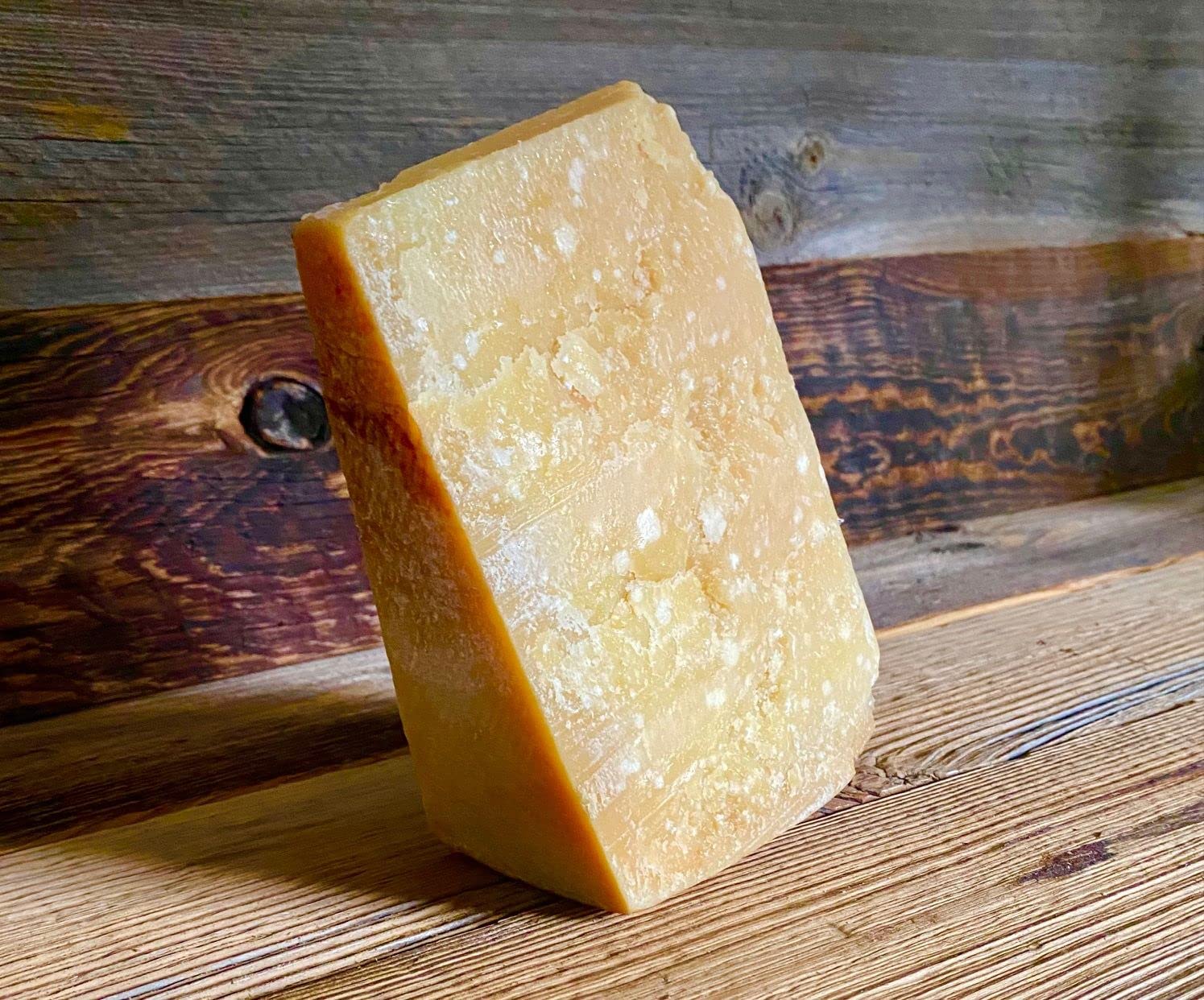 50 Monate Parmigiano Reggiano DOP "Vaccha Bruna Alpina" Parmesan "Bruna Alpenkuh" 1Kg mit Frischehalte-Verpackung