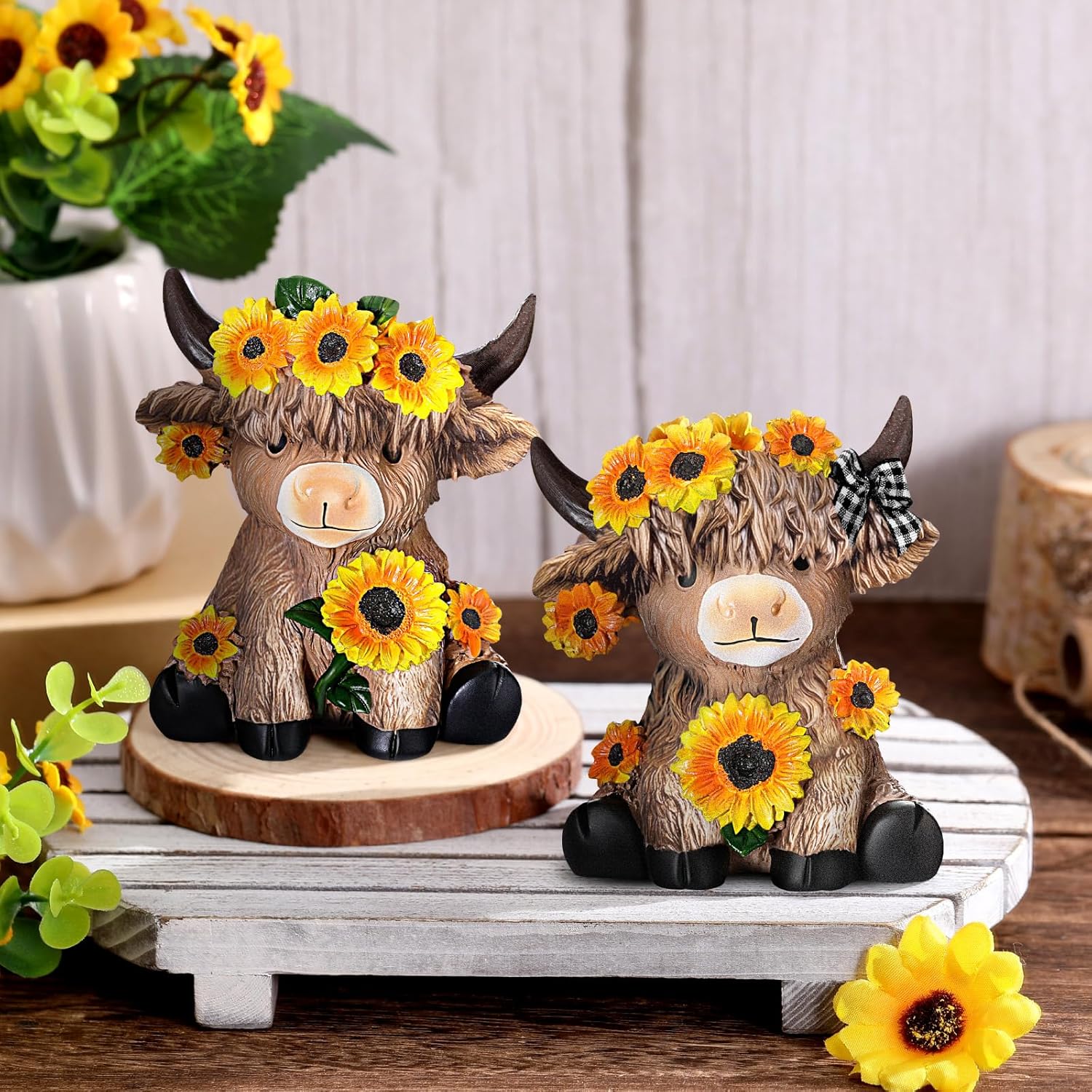Wesiti 2 Pcs Sunflower Highland Cow Figurines Decor, Cute Spring Highland Cow Statue Farmhouse Desk Decorations Resin Gnomes Scottish for Home Garden Kitchen Office