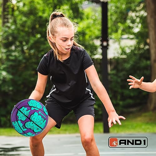 Miniatura 5 de AND1 Toss Up 28.5 - Balón de baloncesto intermedio de goma para jugar en interiores y exteriores, incluye bomba, adecuado para niñas y mujeres