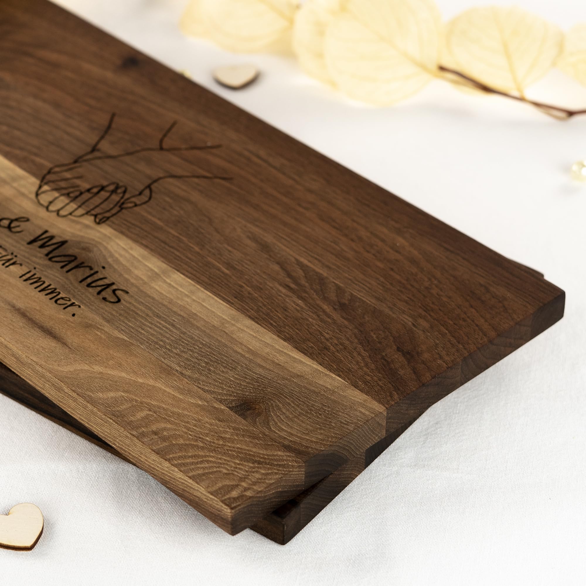 HOFMEISTER® Schneidebrett Nussbaum personalisiert mit Gravur Hände, 38 x 19 x 1,5 cm – massives Holzbrett mit Wunschnamen und Text – Geschenk für Paare, Hochzeit, Jahrestag & Valentinstag