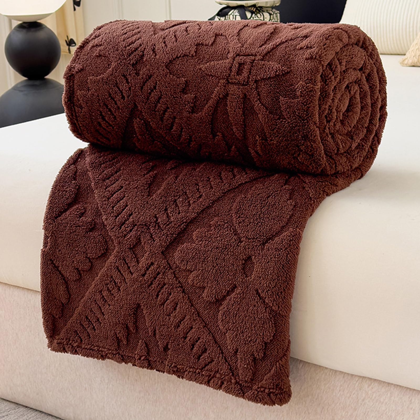 Couverture de bureau décontractée velours Farais marron pour cocooning sur canapé