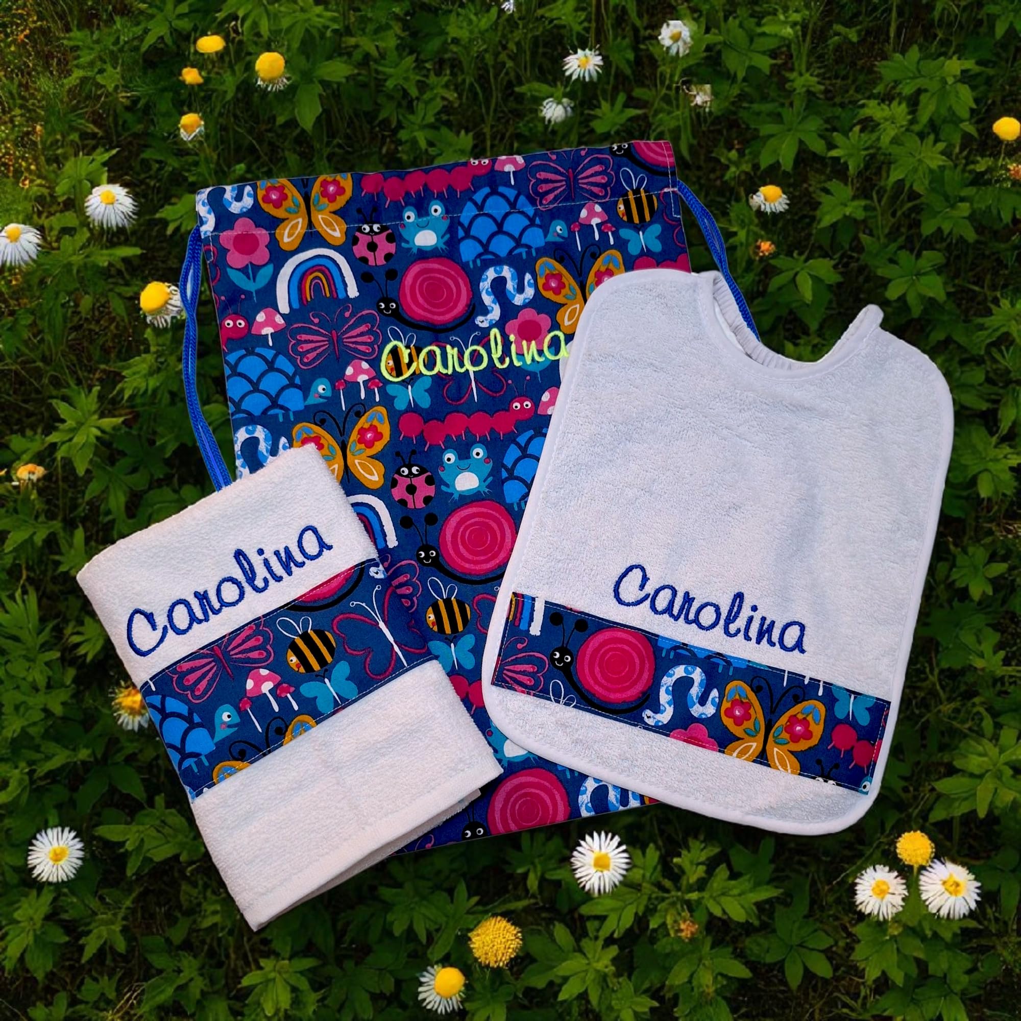 AmiAmarena Set Scuola Materna, Asilo Nido con Nome Ricamato. Sacca a zaino, bavaglino con elastico e asciugamano con asola. 100% cotone Made in Italy (Lollipop, Multicolore)