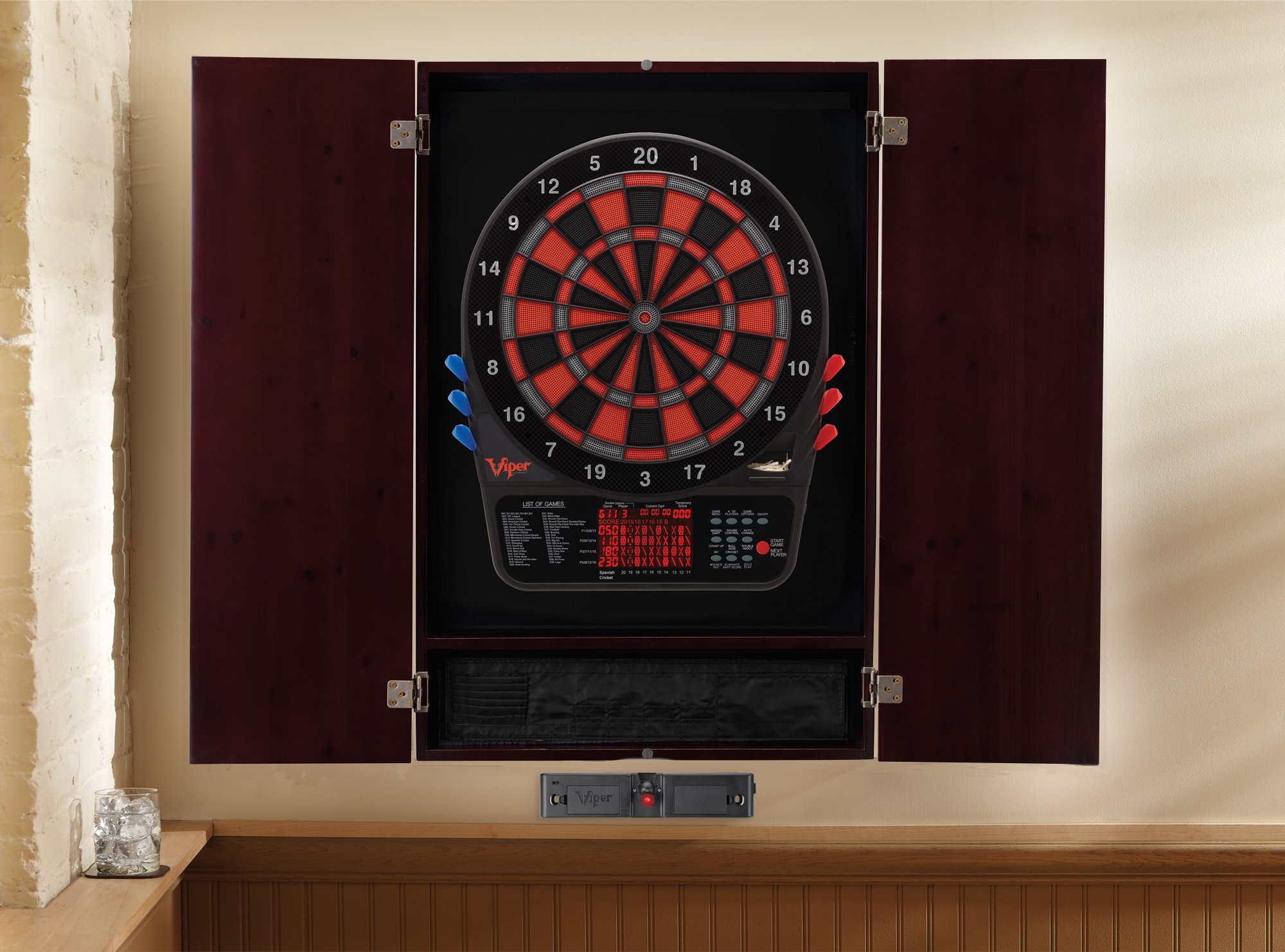 Viper Metropolitan Solid Wood Cabinet & Electronic Ready-to-Play Bundle: Elite Set (800 tarcz do darta, rzutki i laser Throw Line), wykończenie Mahogany